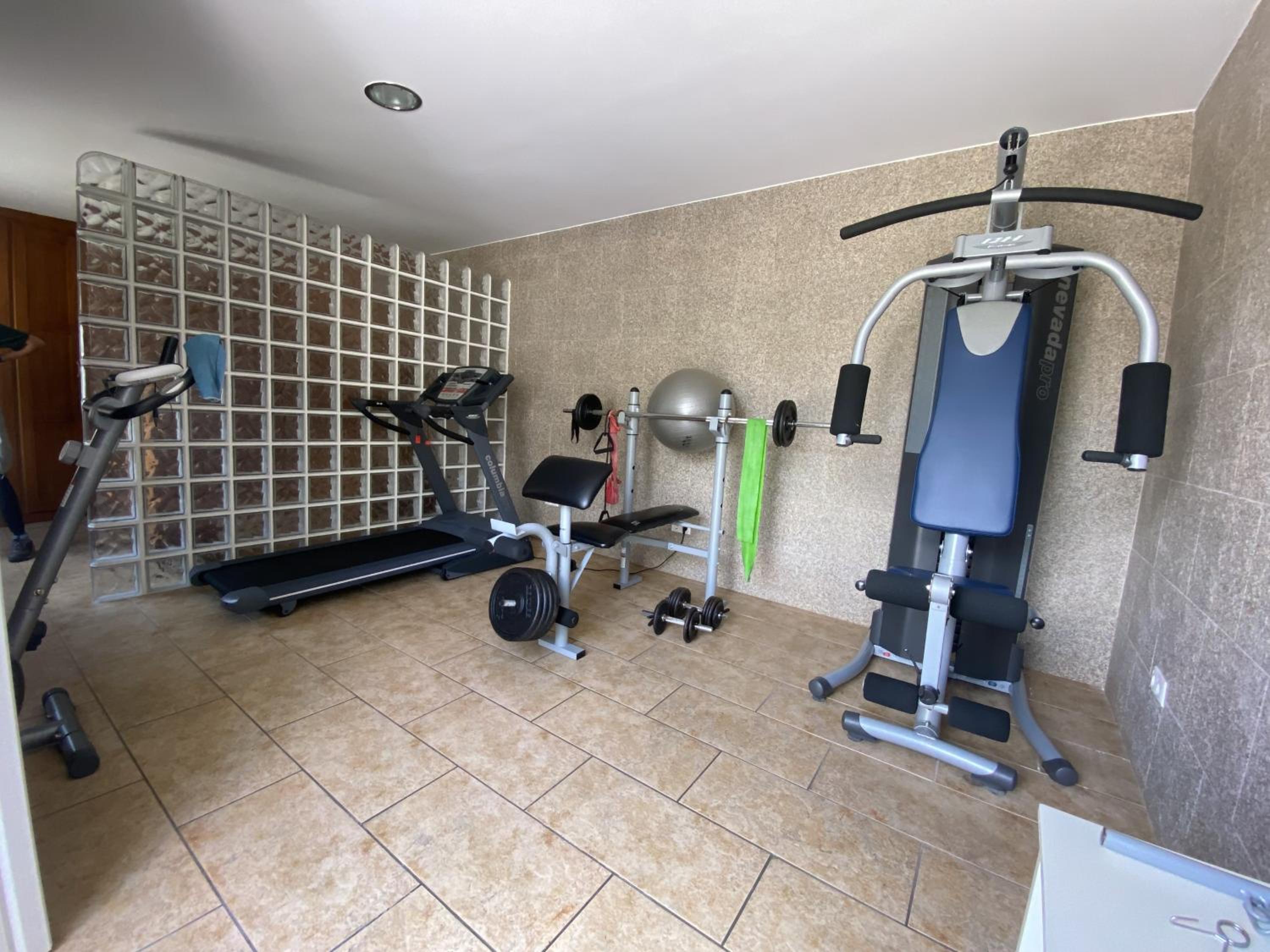 Five-Bedroom House photo 3