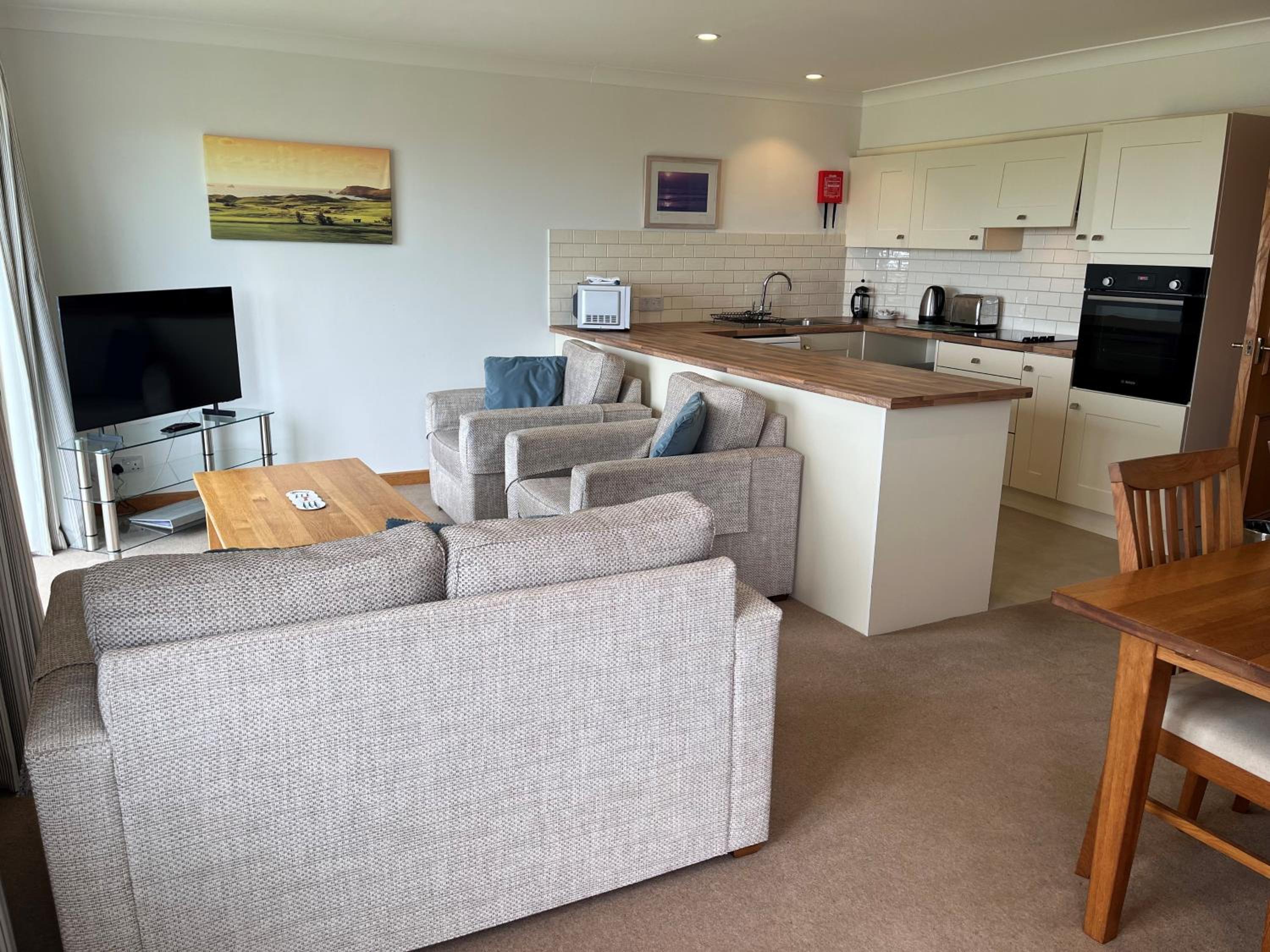 Two-Bedroom Apartment with Sea View - Photo 5