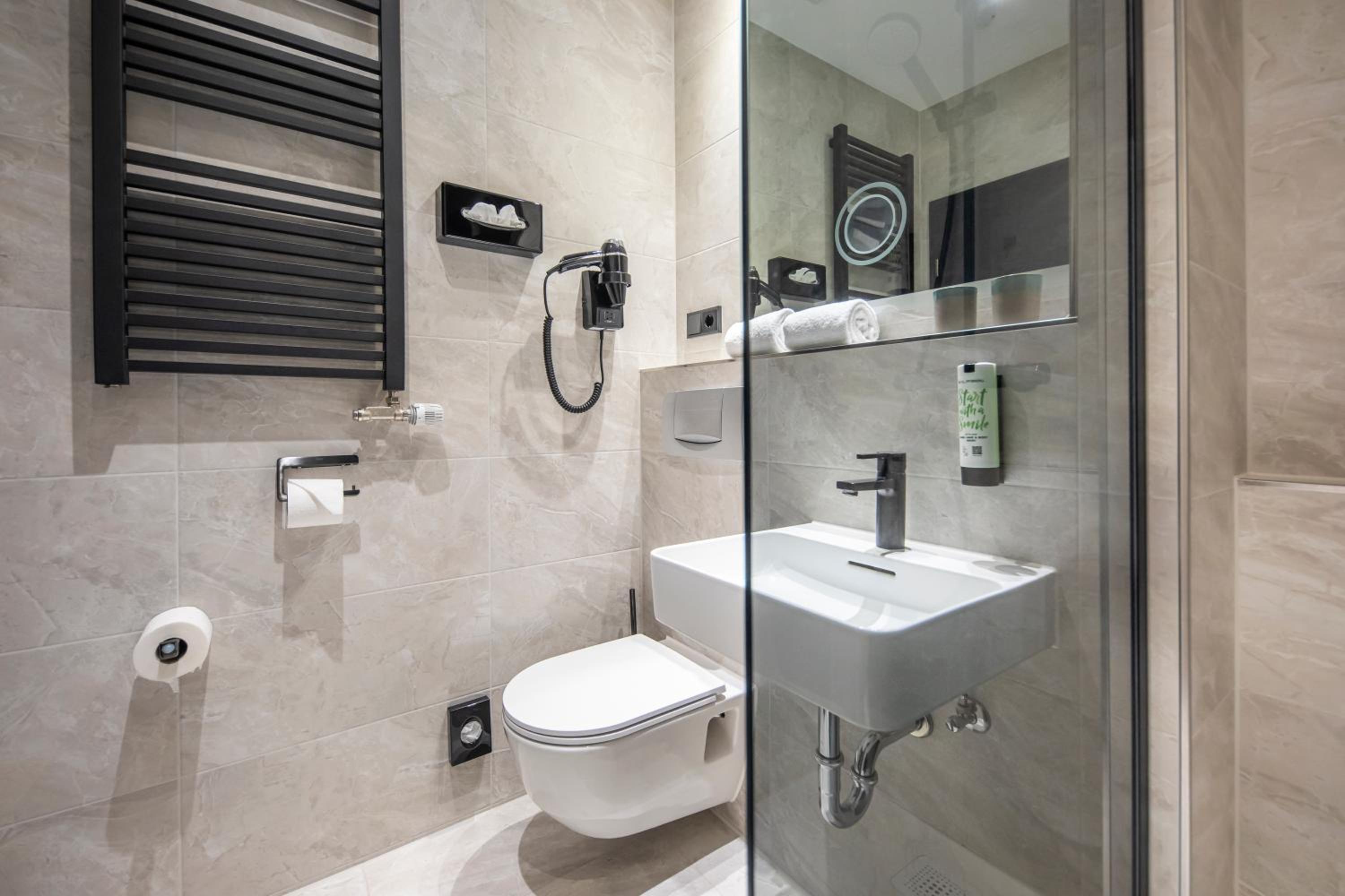 Double Room (1 Adult) - Photo 13