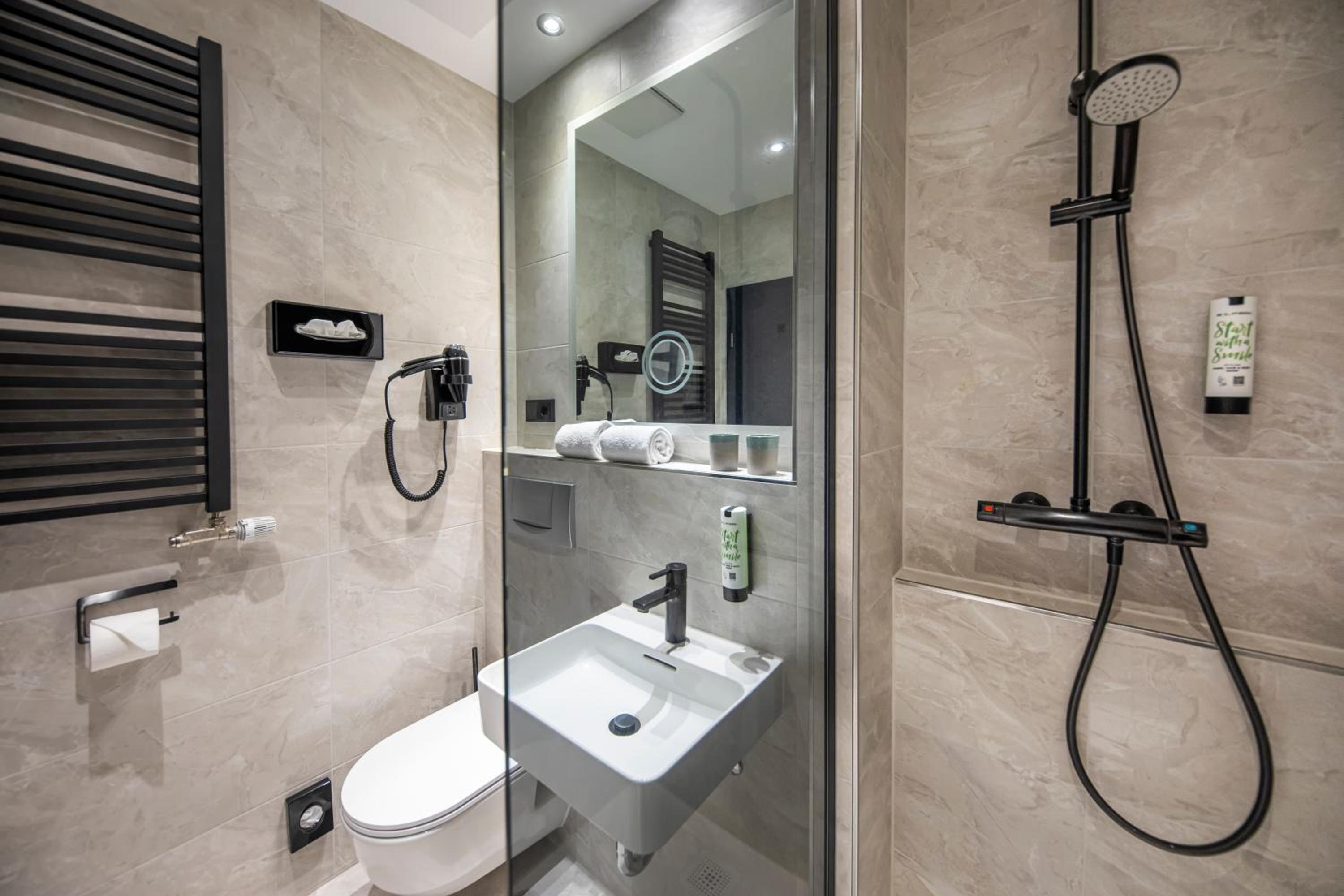 Double Room (1 Adult) - Photo 8