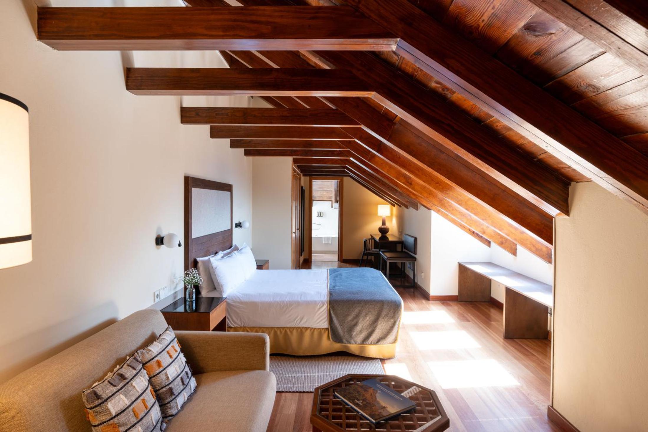 Standard Double Room - Photo 8