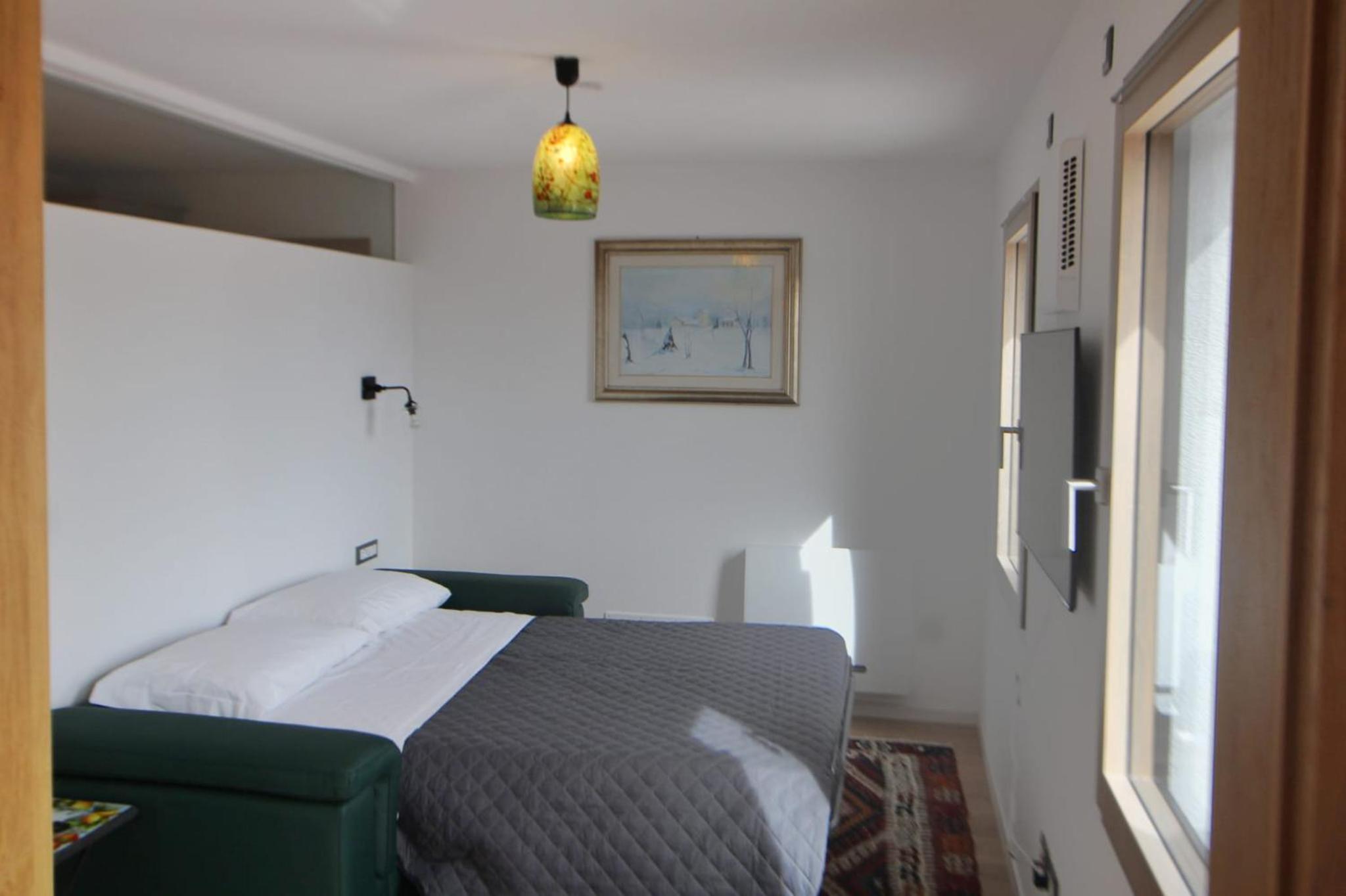 One-Bedroom Apartment photo 1