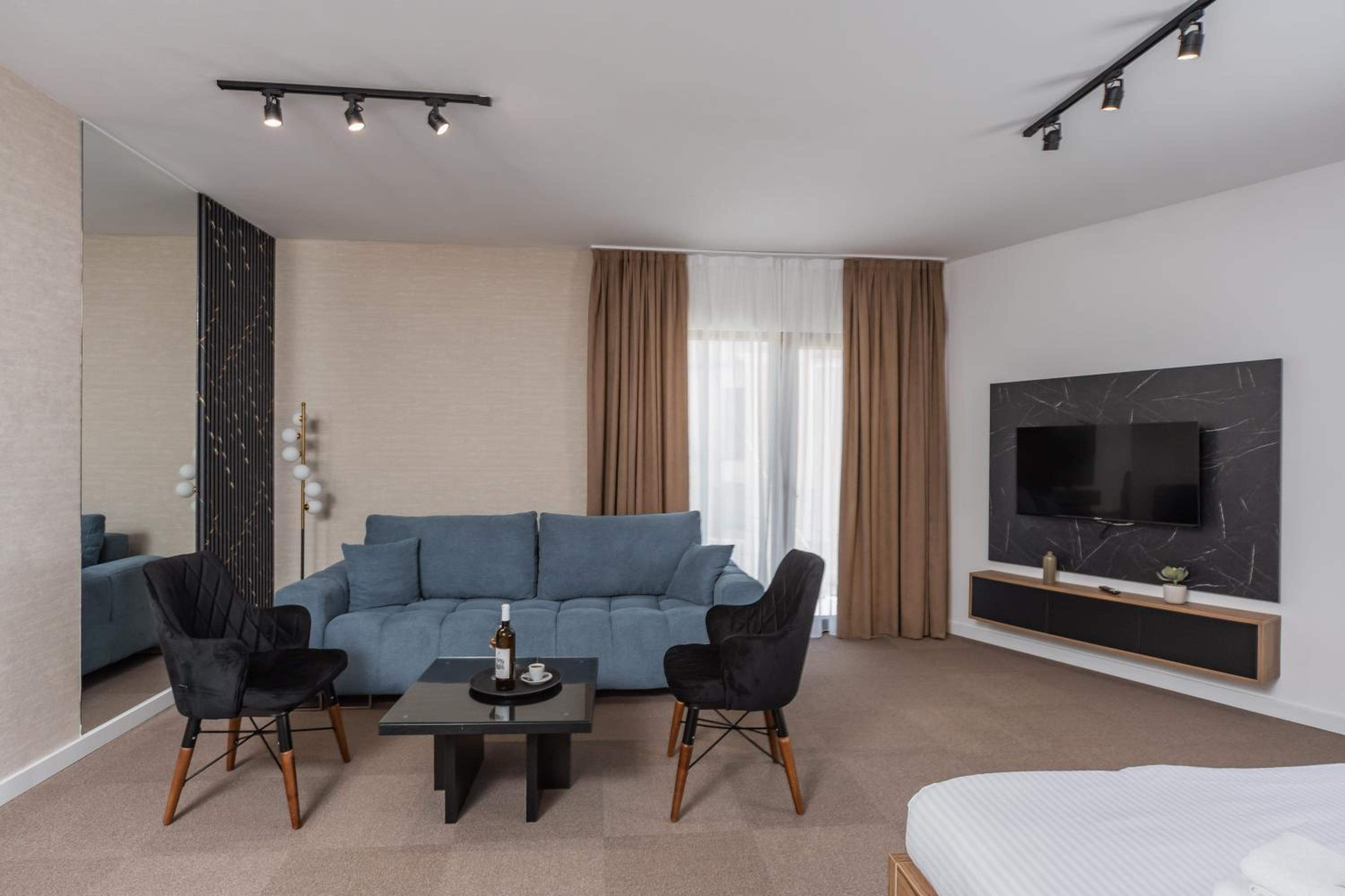 Studio Apartment - Photo 1
