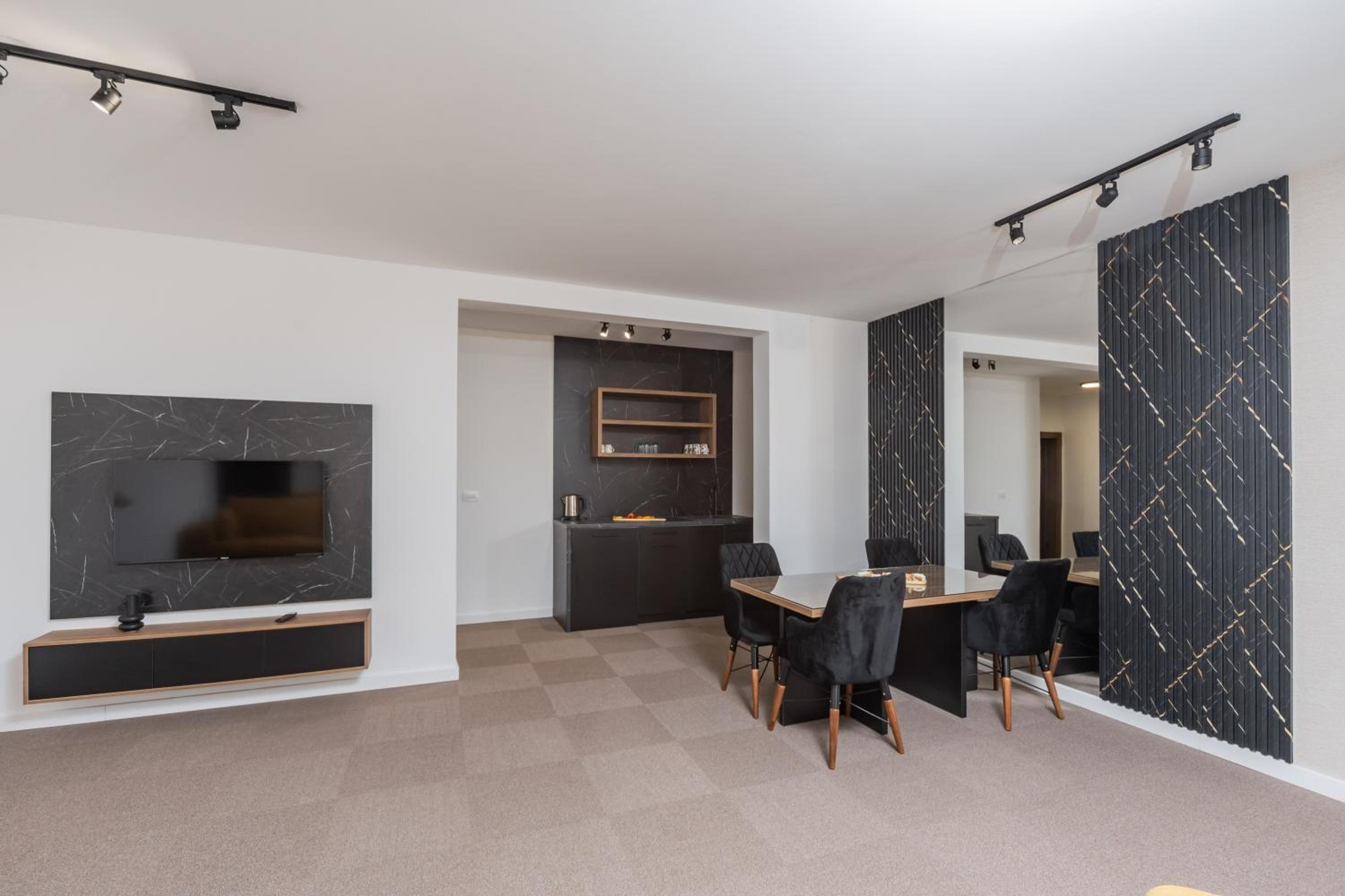 Apartment with Terrace - Photo 7
