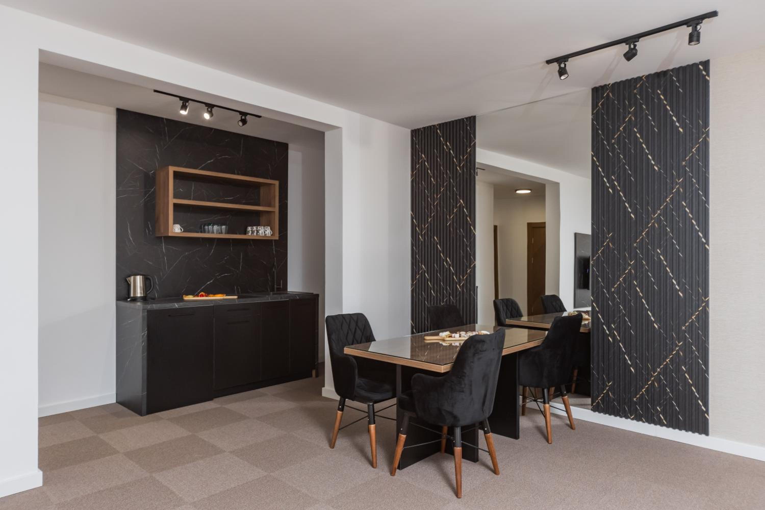 Apartment with Terrace - Photo 2