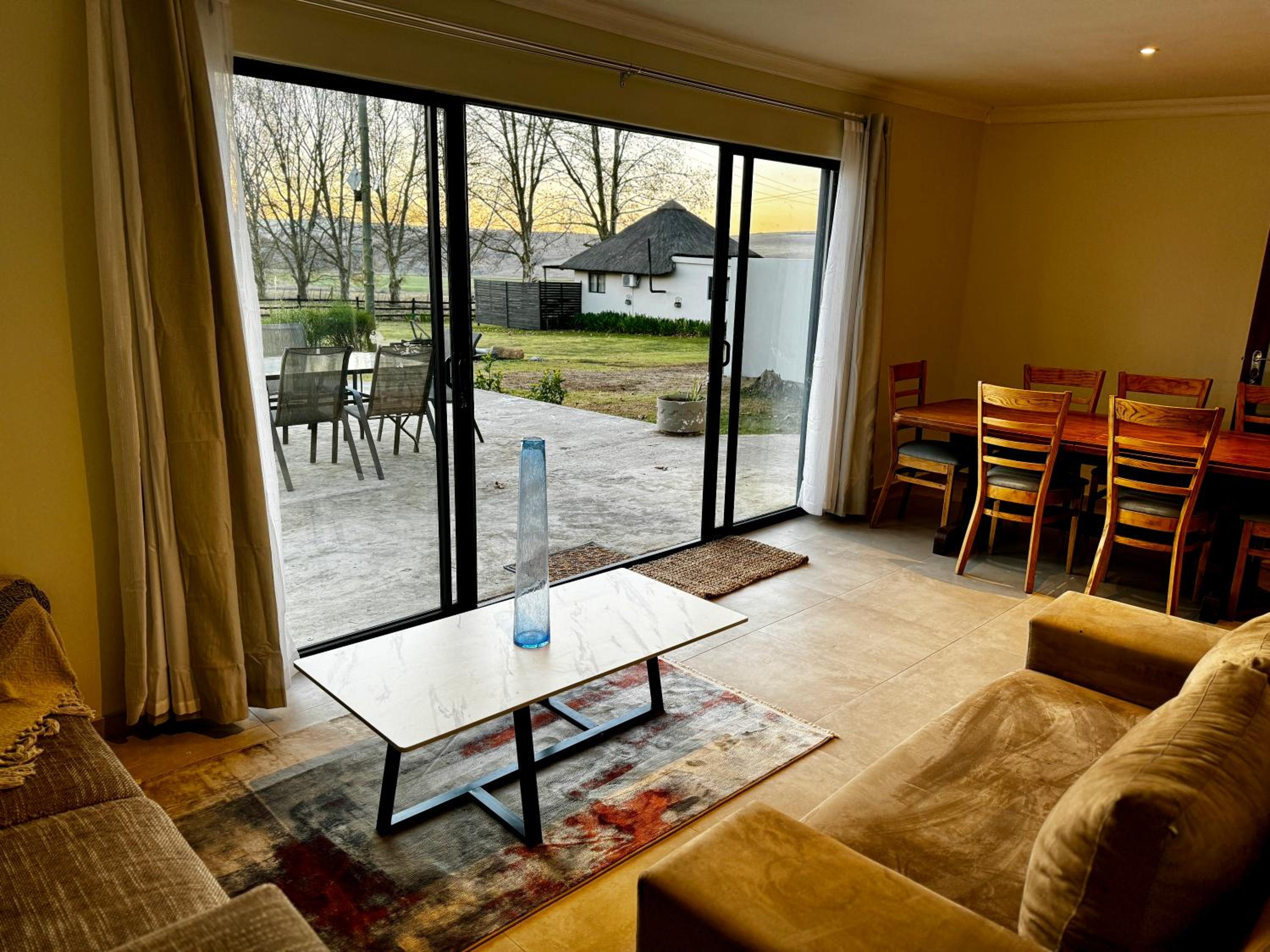 Three-Bedroom Apartment with Mountain View photo 3