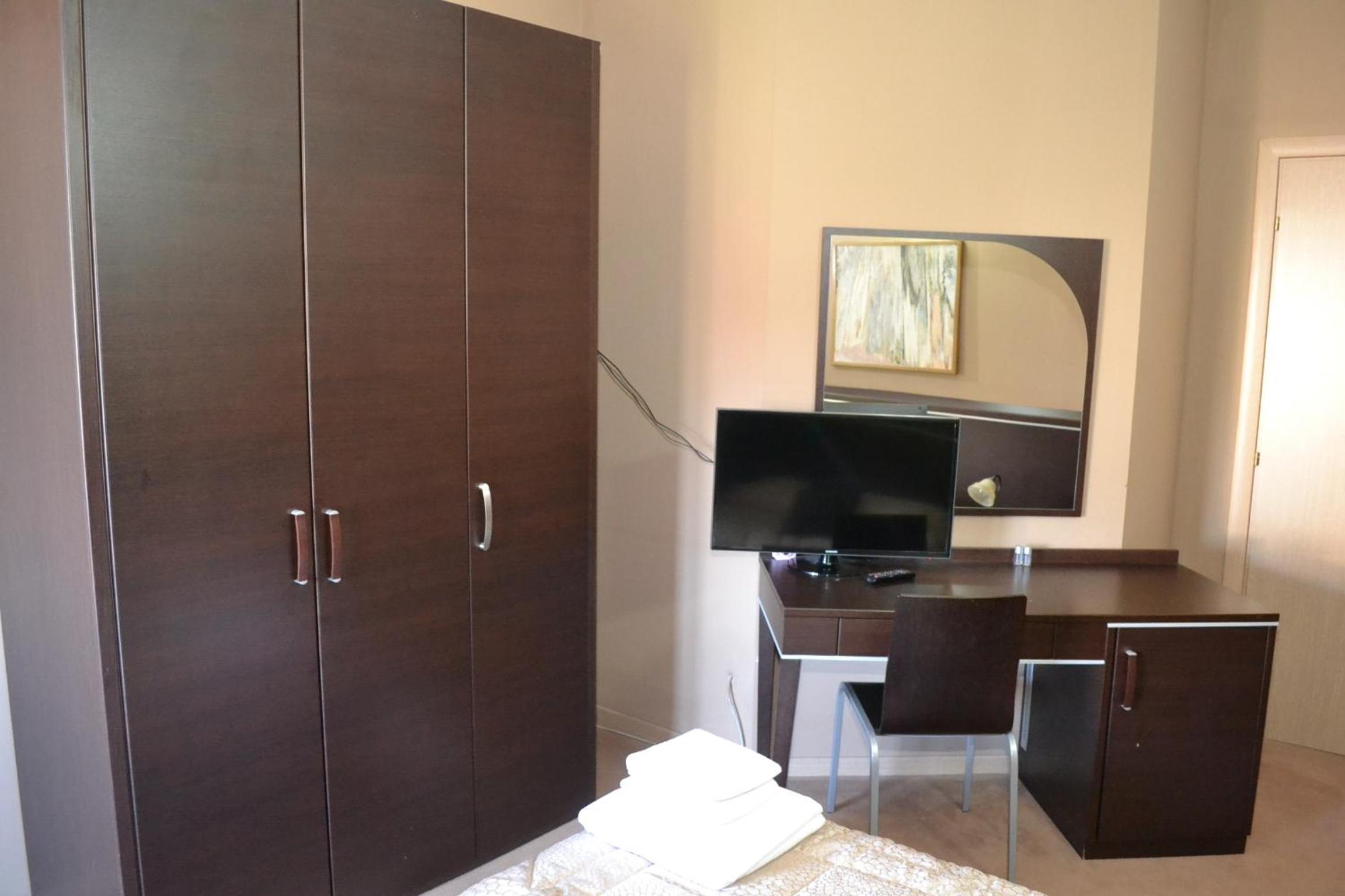 Quadruple Room with Private Bathroom - Photo 2