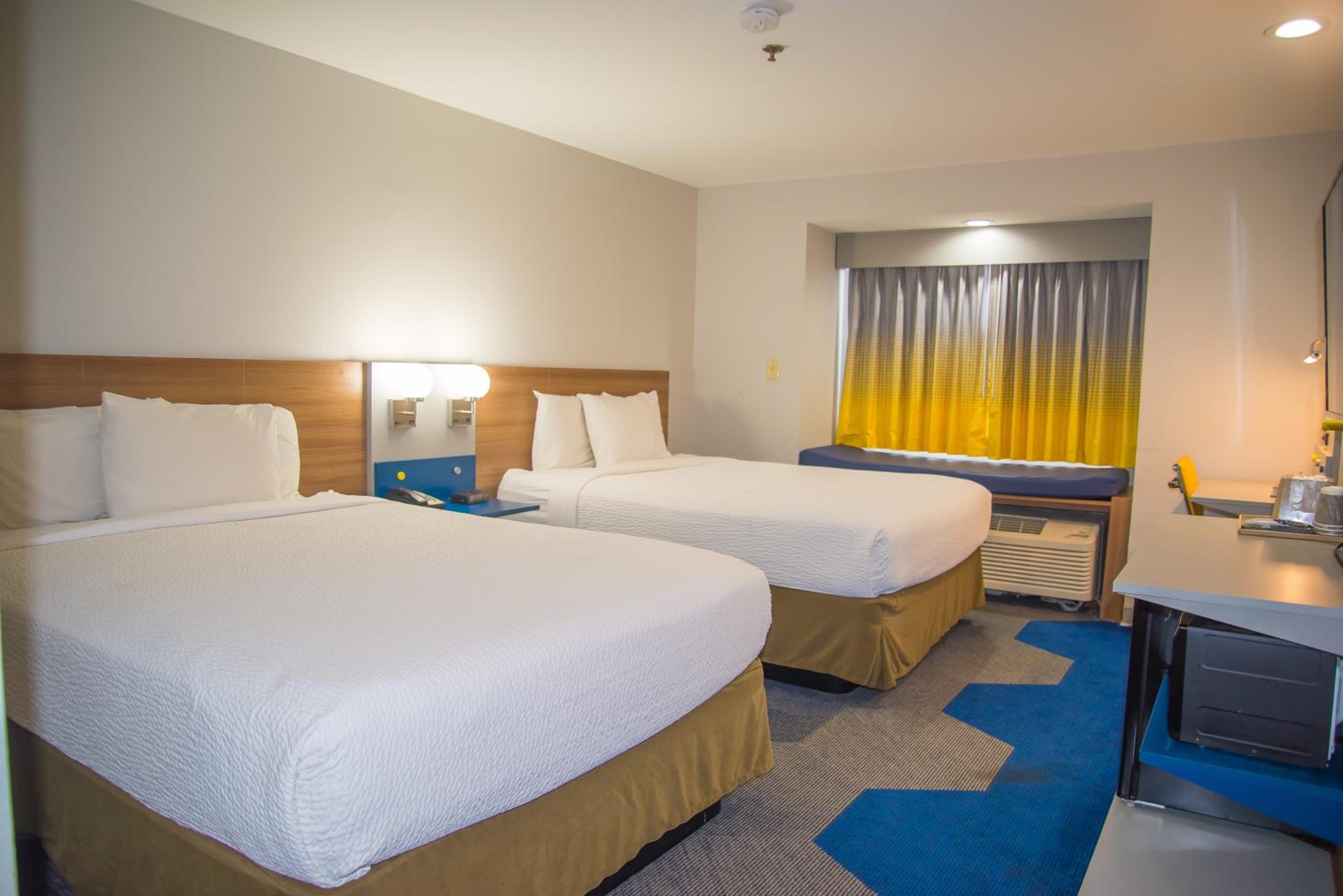Queen Room with Two Queen Beds - Non-Smoking - Photo 2