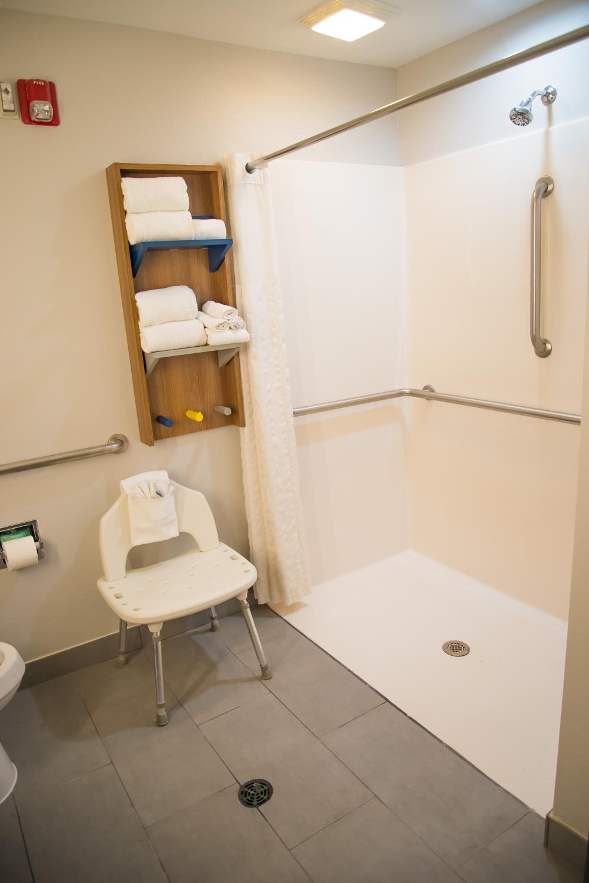 Queen Suite - Mobility/Hearing Accessible - Non-Smoking - Photo 4