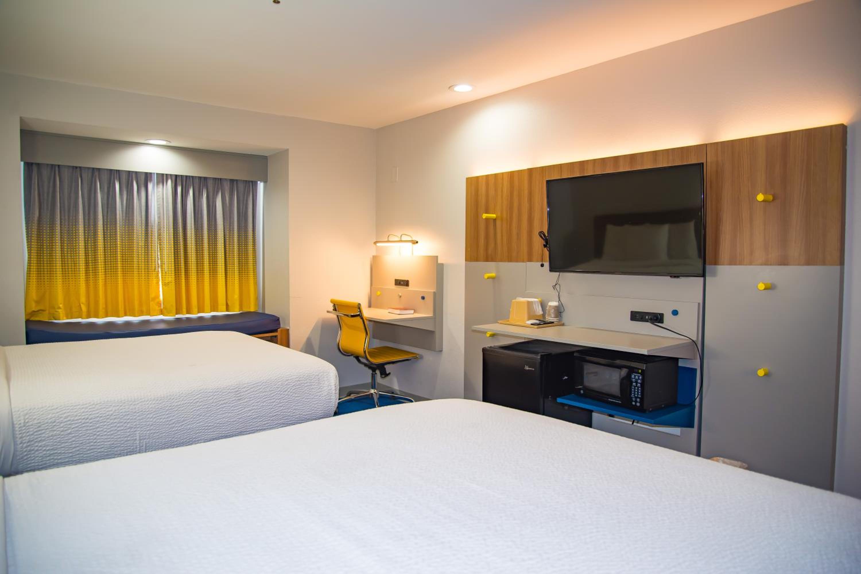 Queen Room with Two Queen Beds - Non-Smoking - Photo 3