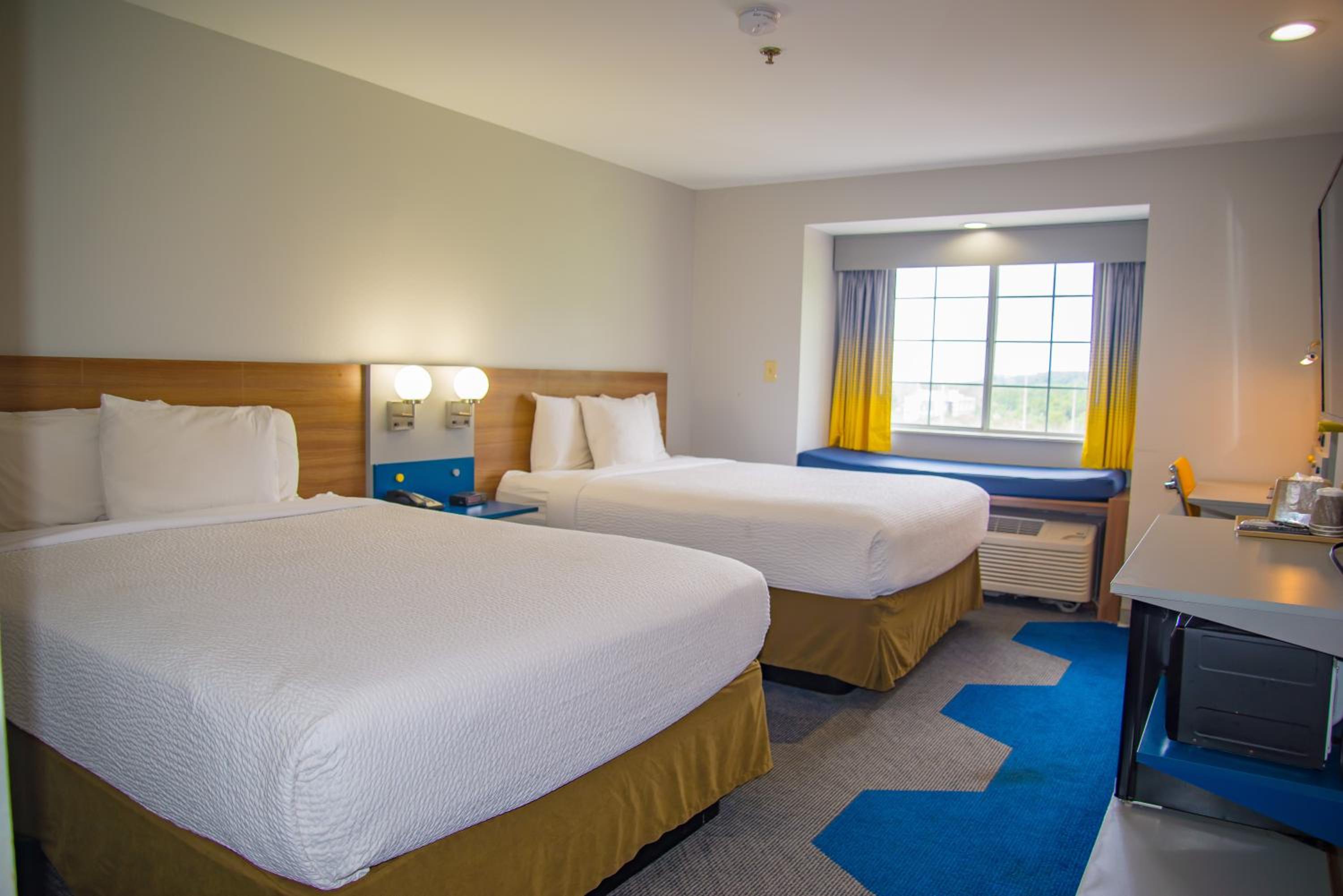 Queen Room with Two Queen Beds - Non-Smoking - Photo 5