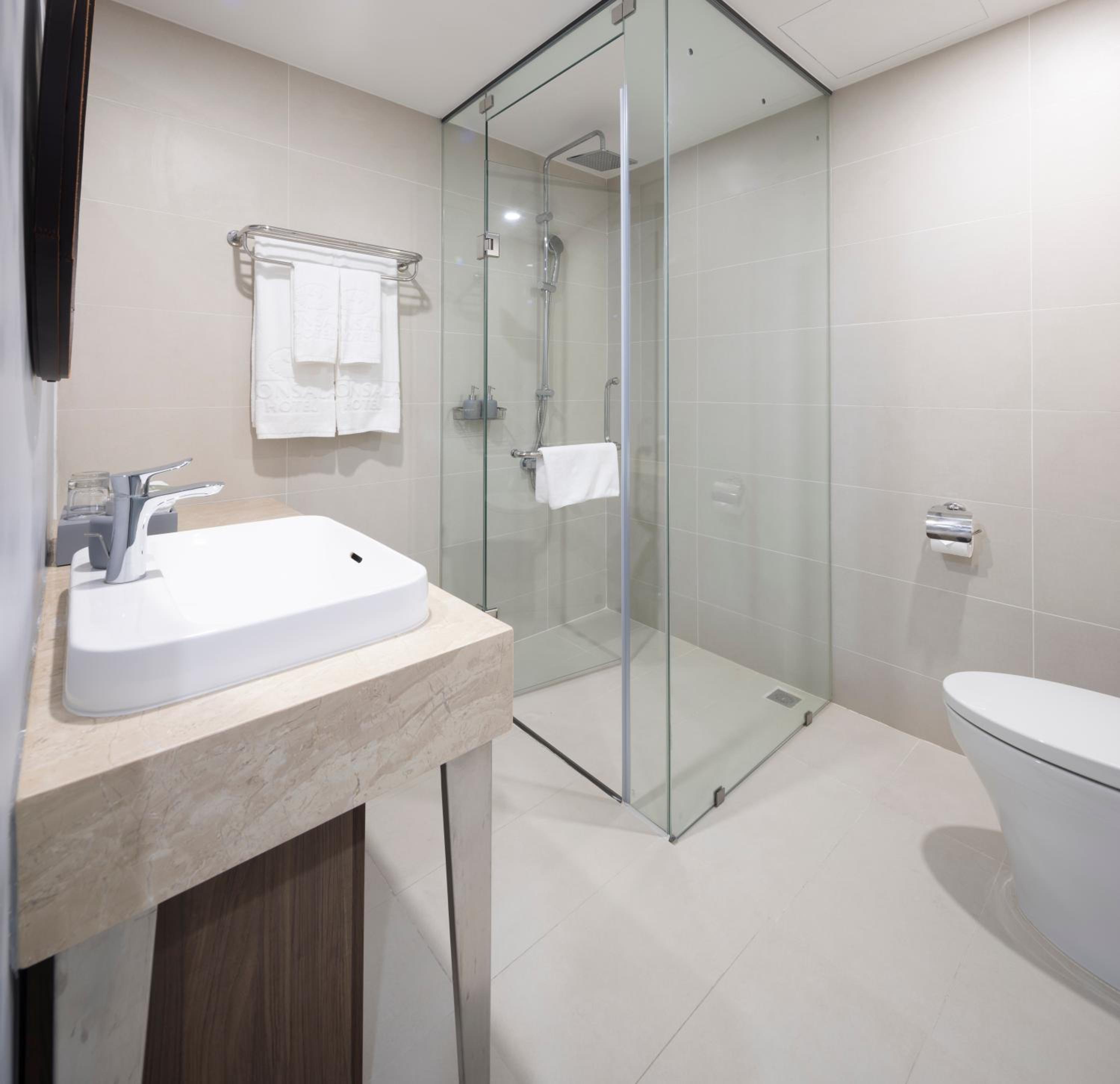 Deluxe Twin Room with City View - Photo 5