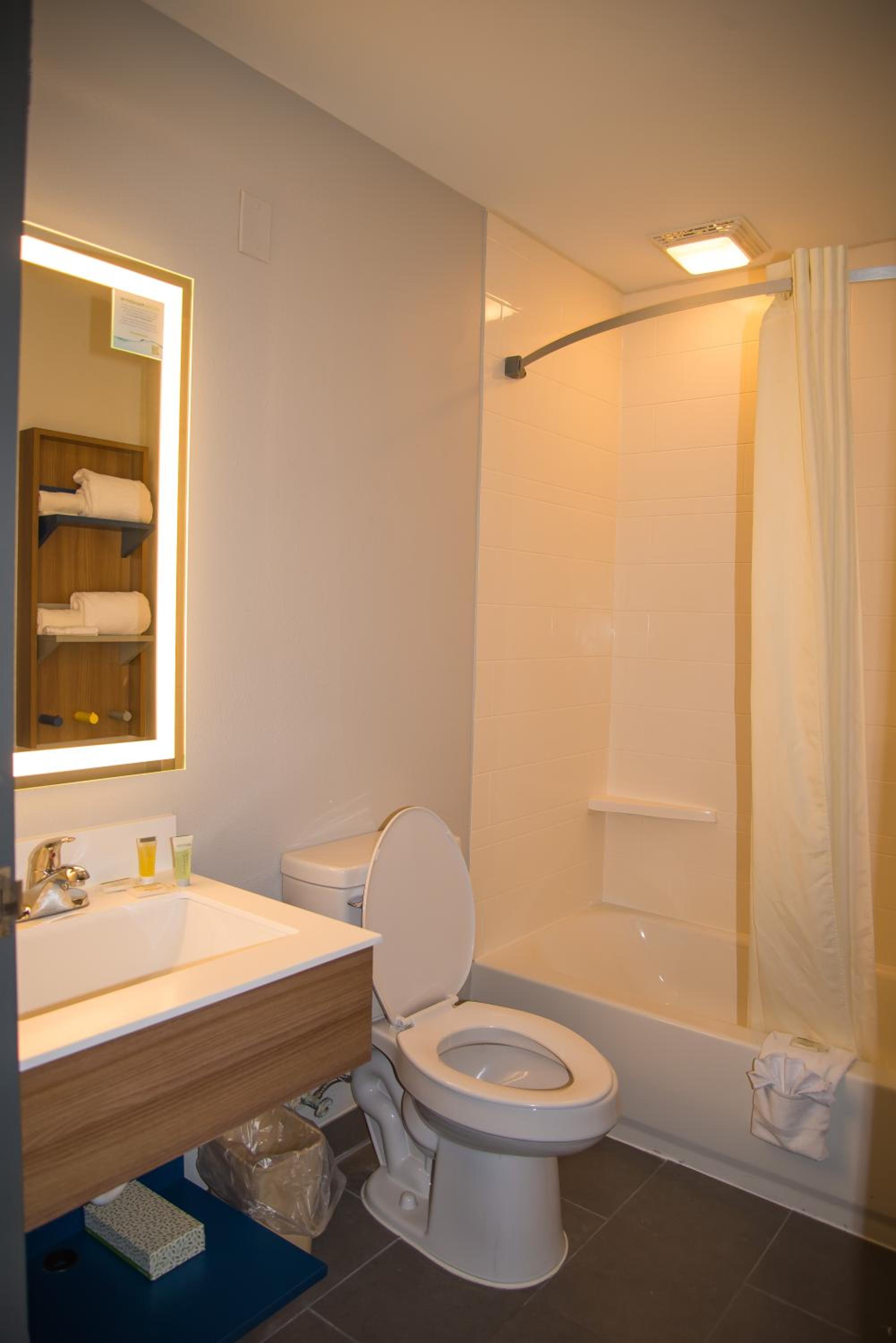 Queen Room with Two Queen Beds - Non-Smoking - Photo 4