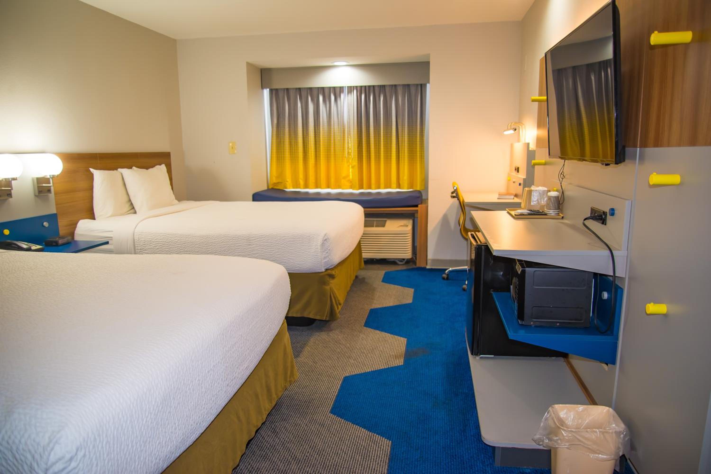 Queen Room with Two Queen Beds and Roll-in Shower - Mobility Accessible/Non-Smoking - Photo 4