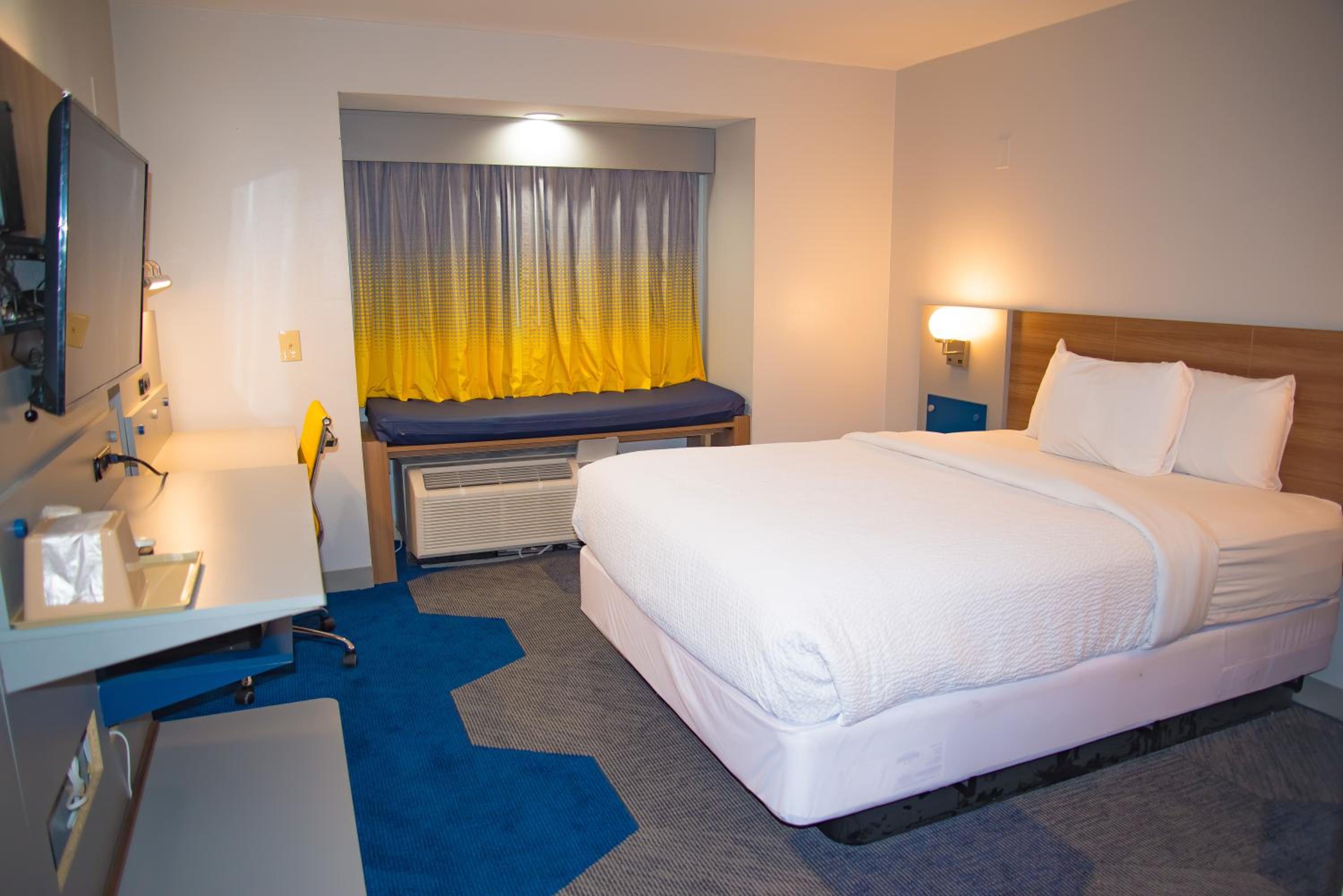 Queen Suite - Non-Smoking - Photo 2