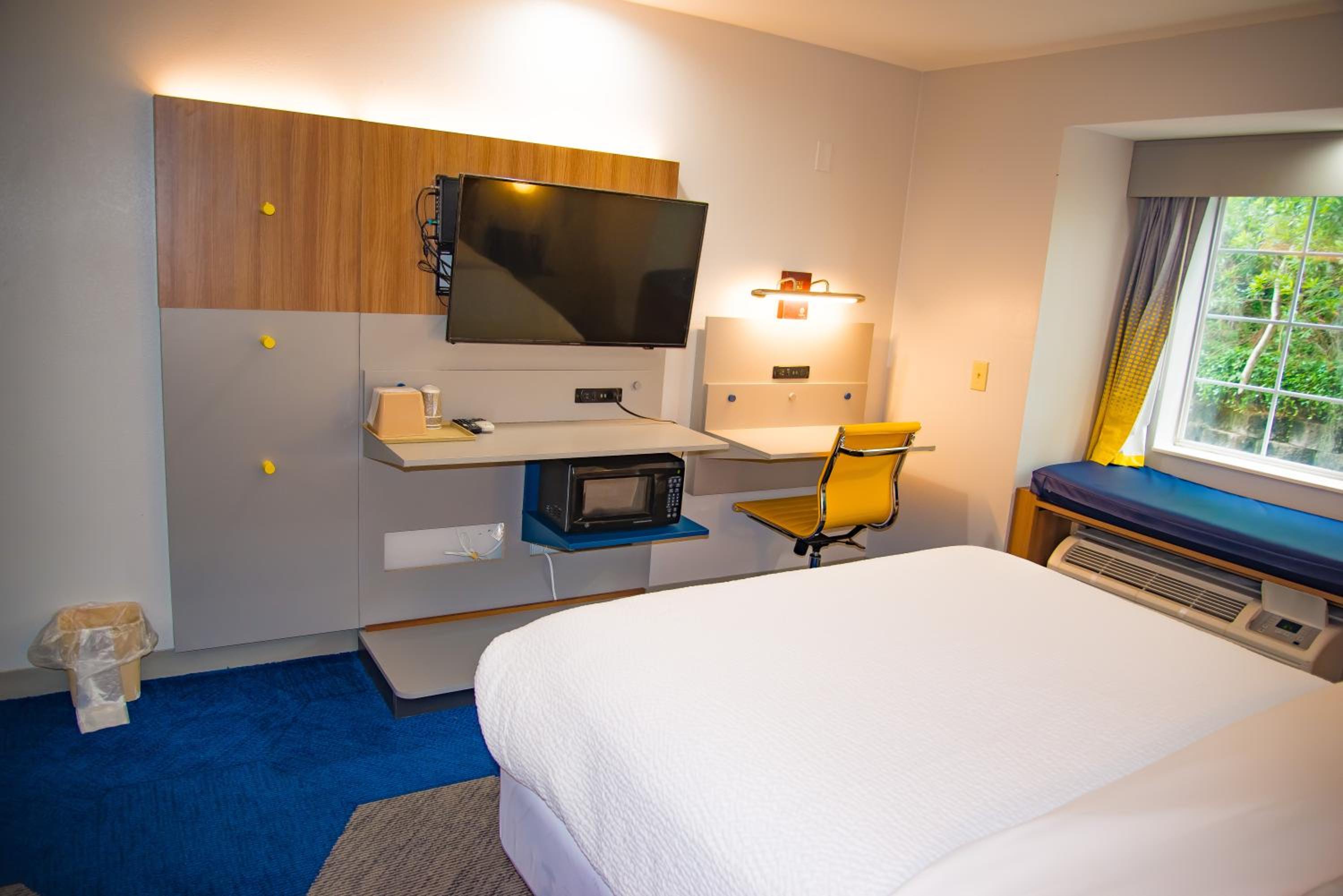 Queen Room with Bath Tub - Mobility Accessible/Non-Smoking - Photo 2