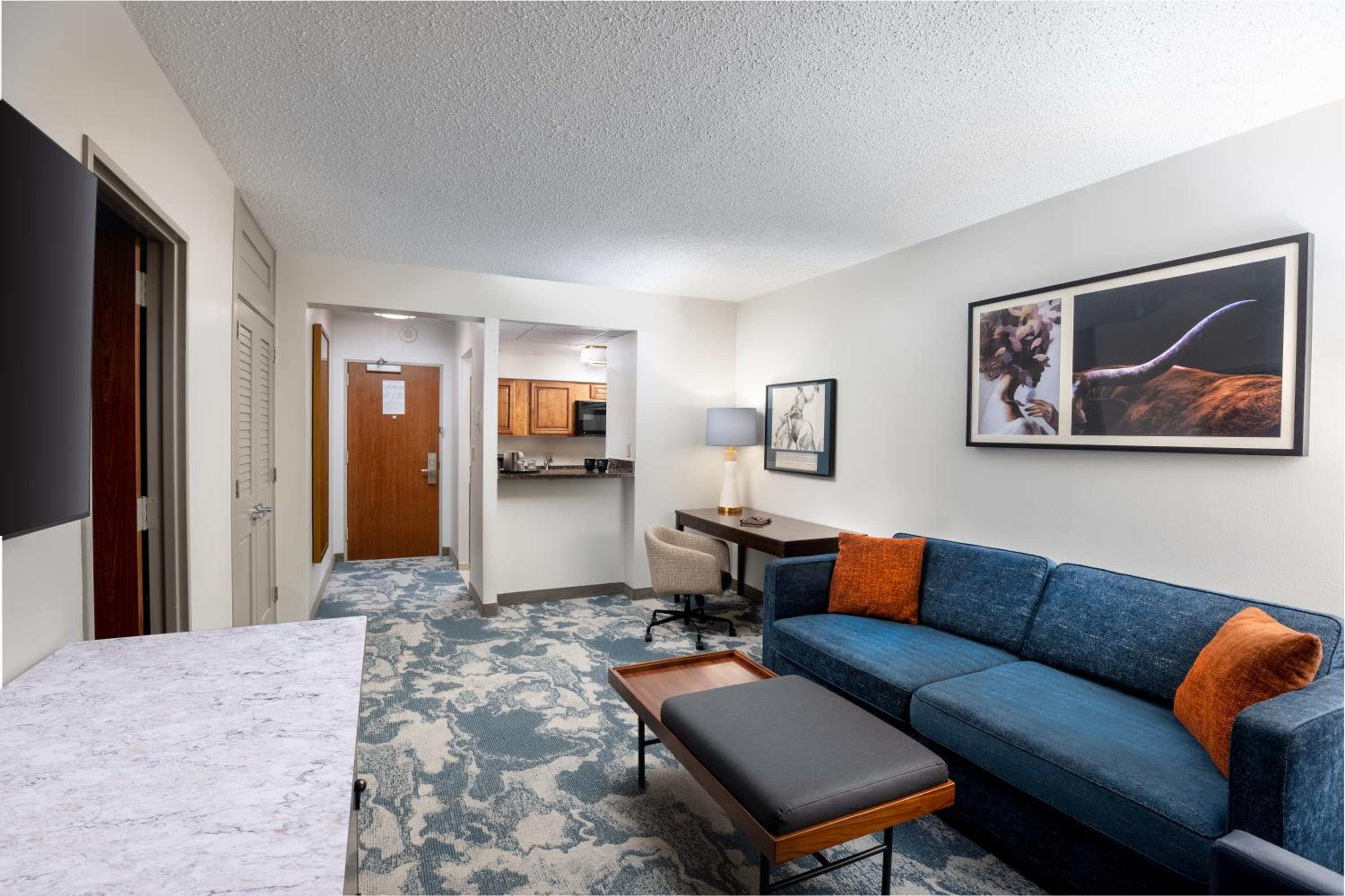 One-Bedroom King Suite with Sofa Bed and Kitchen - Photo 7