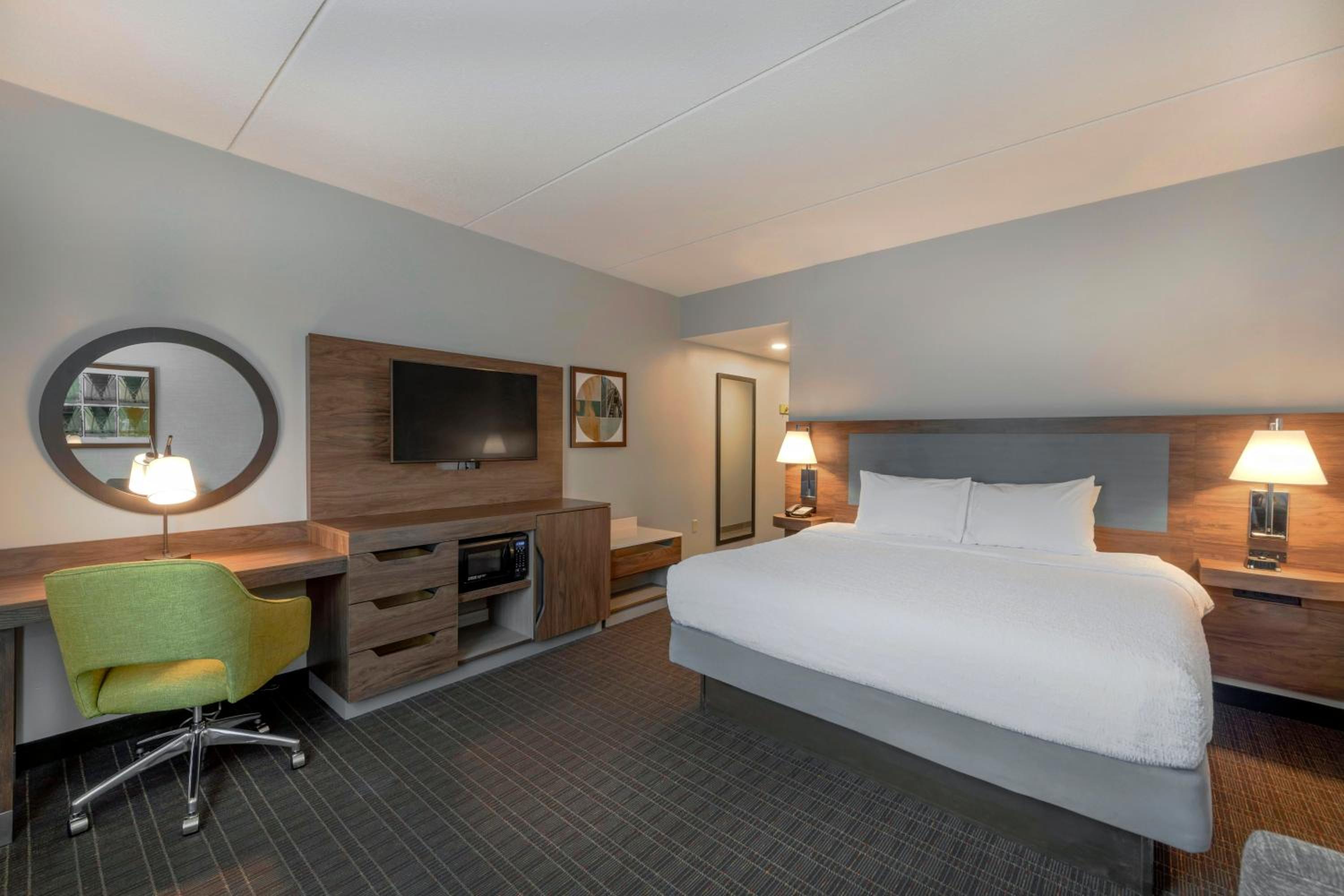 Deluxe King Room with Sofa Bed - Non-Smoking - Photo 3