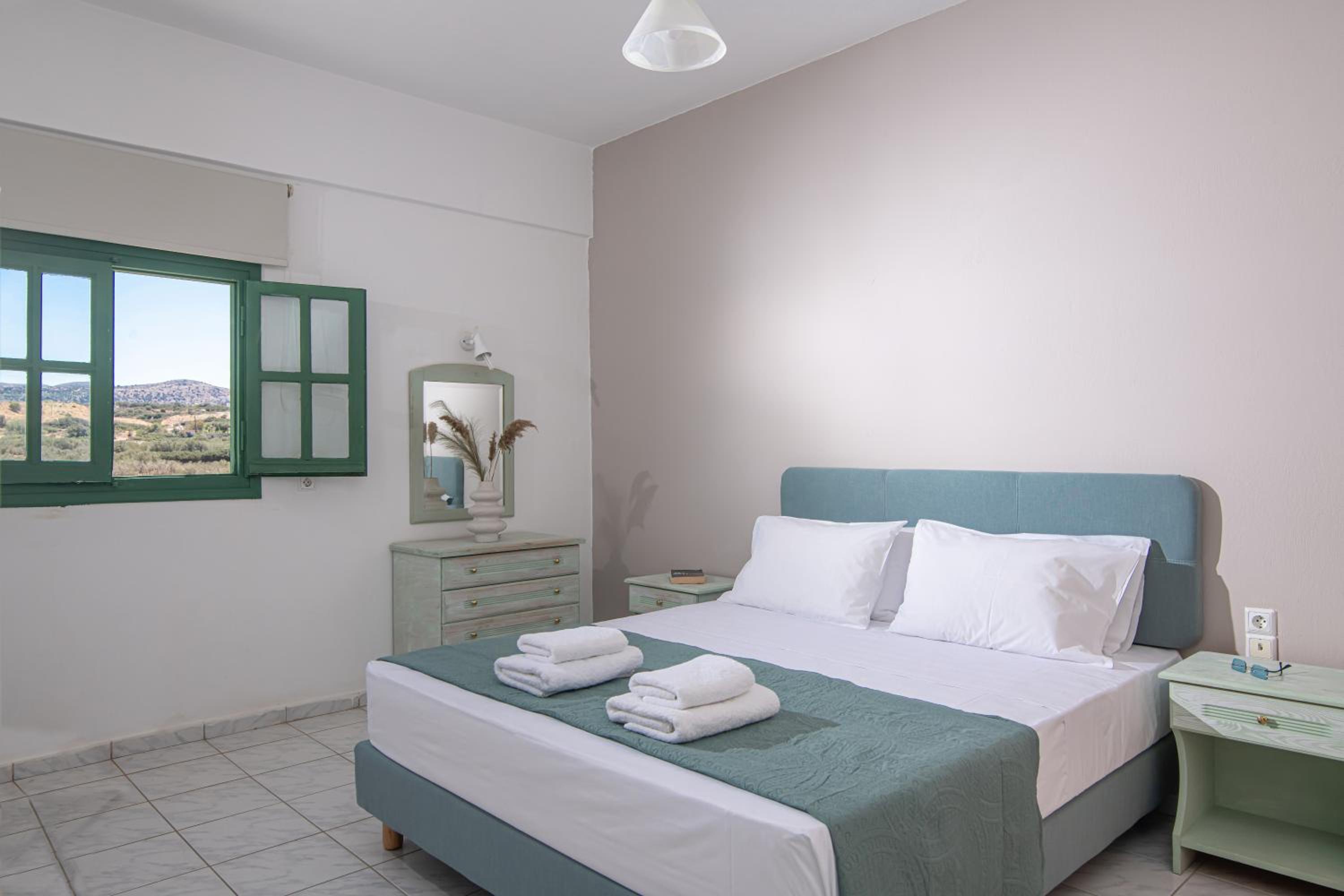 One-Bedroom Apartment with Garden or Pool View photo 3