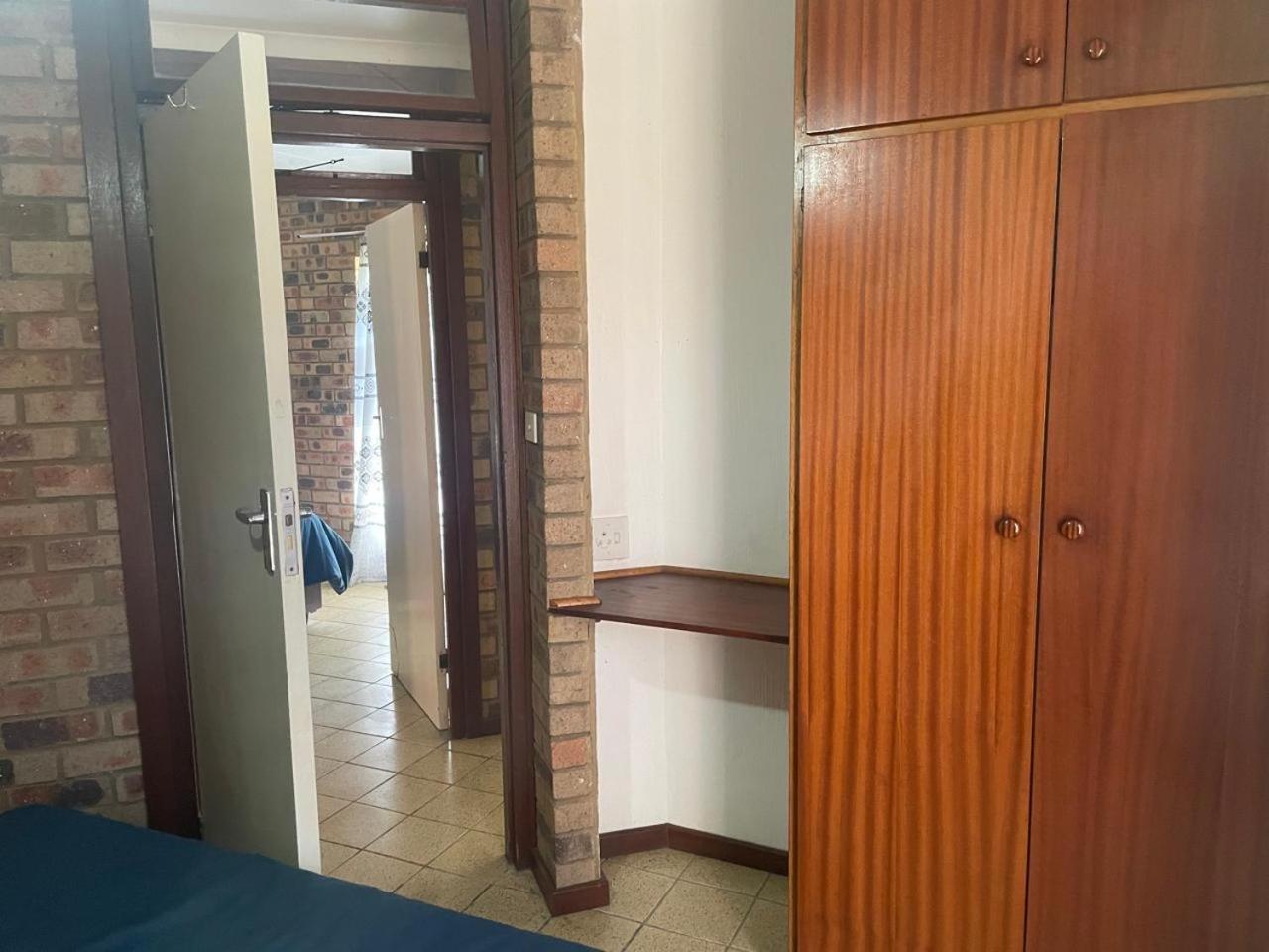 Seven-Bedroom House photo 3