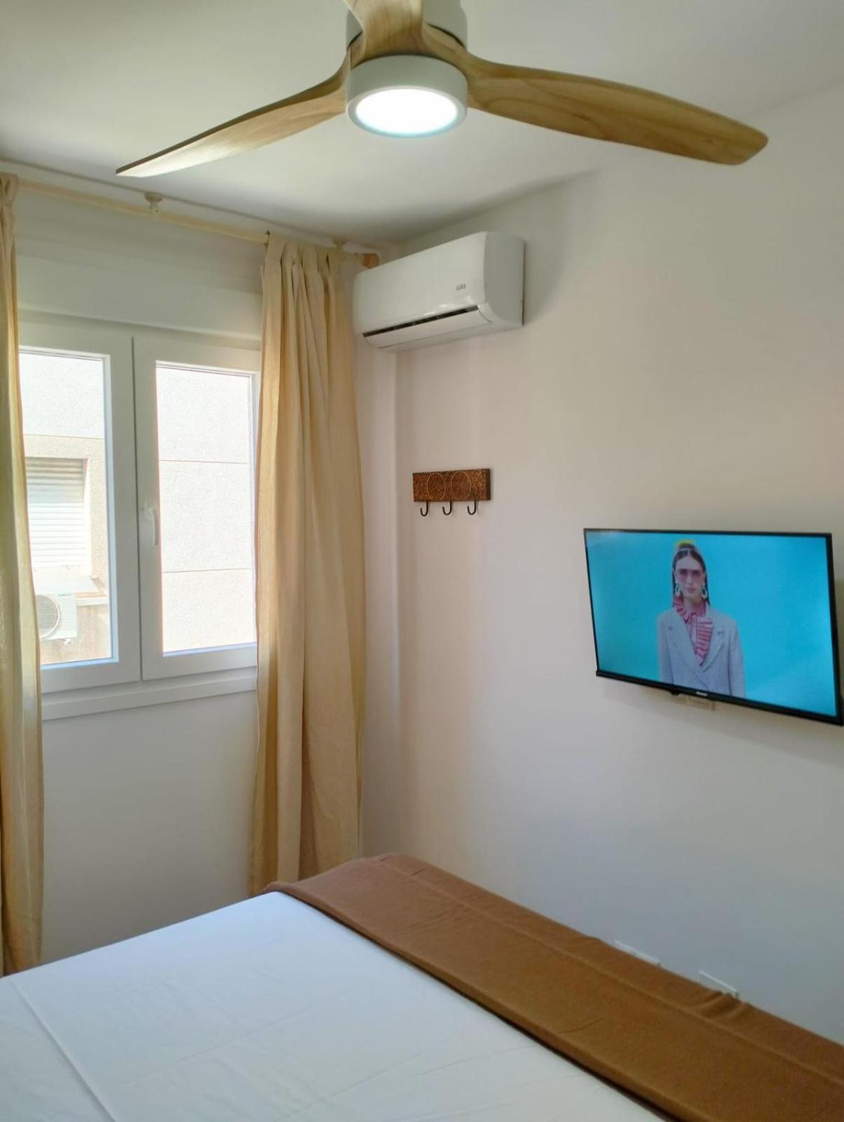 Apartamento de dos habitaciones con balcón y vista al mar
