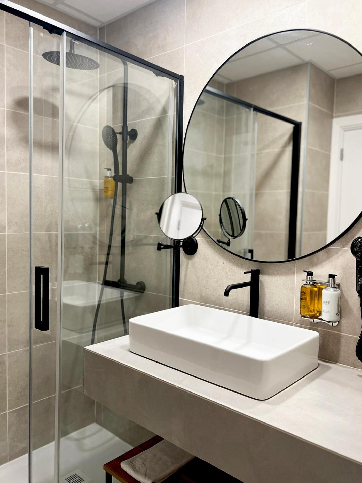 Double or Twin Room - Photo 6