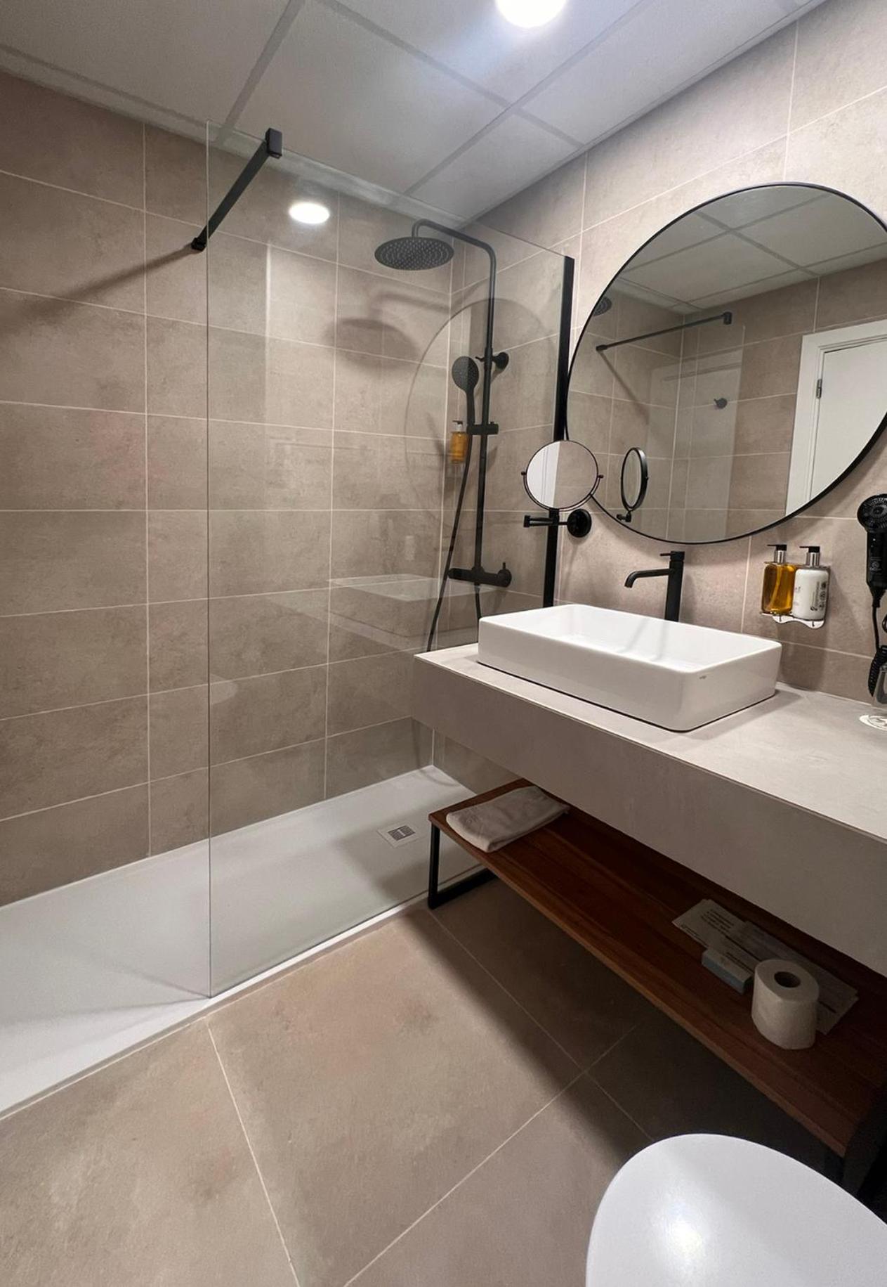 Double or Twin Room - Photo 7