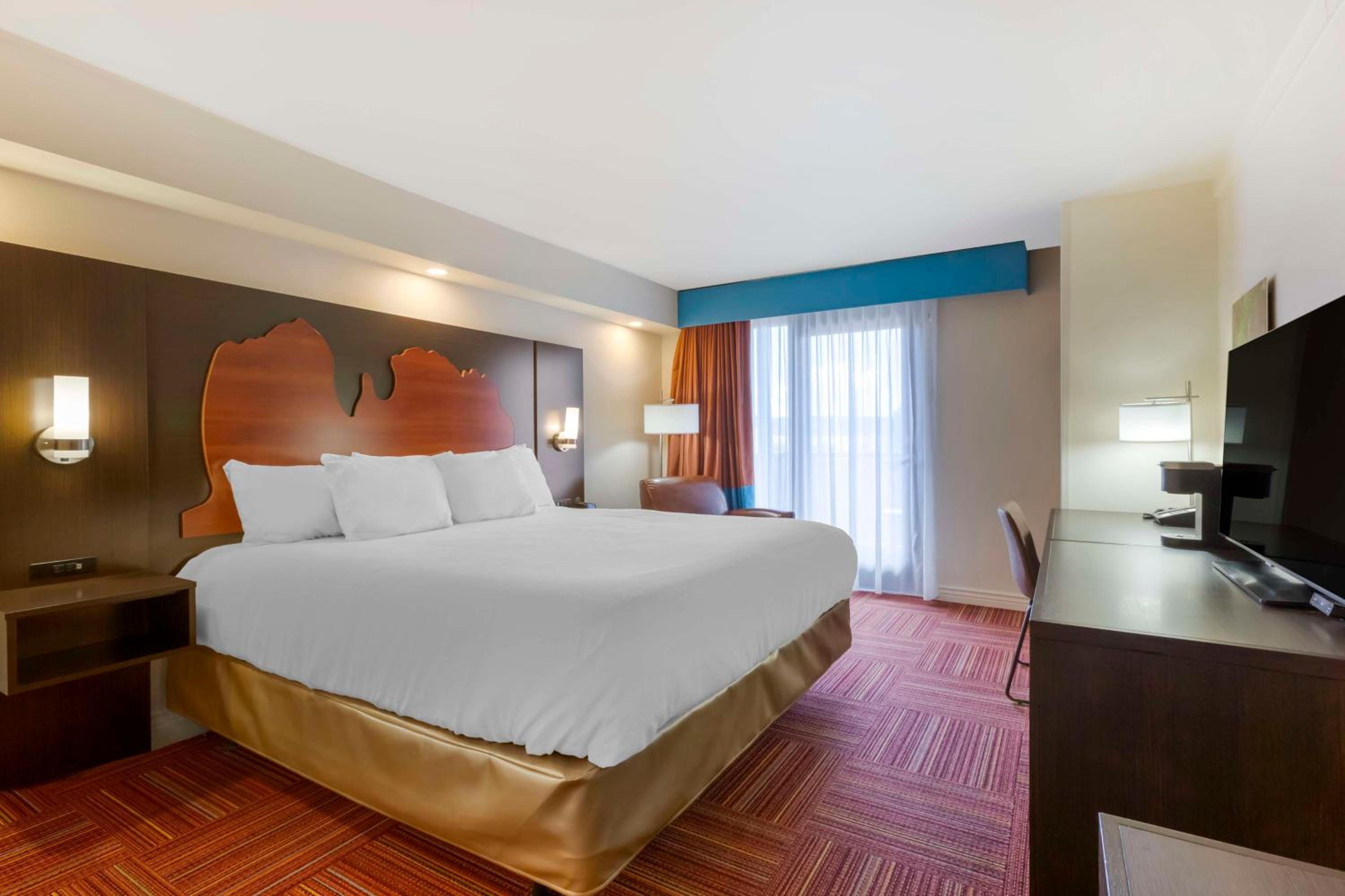 Queen Room with Roll-In Shower - Disability Access/Non-Smoking - Photo 1