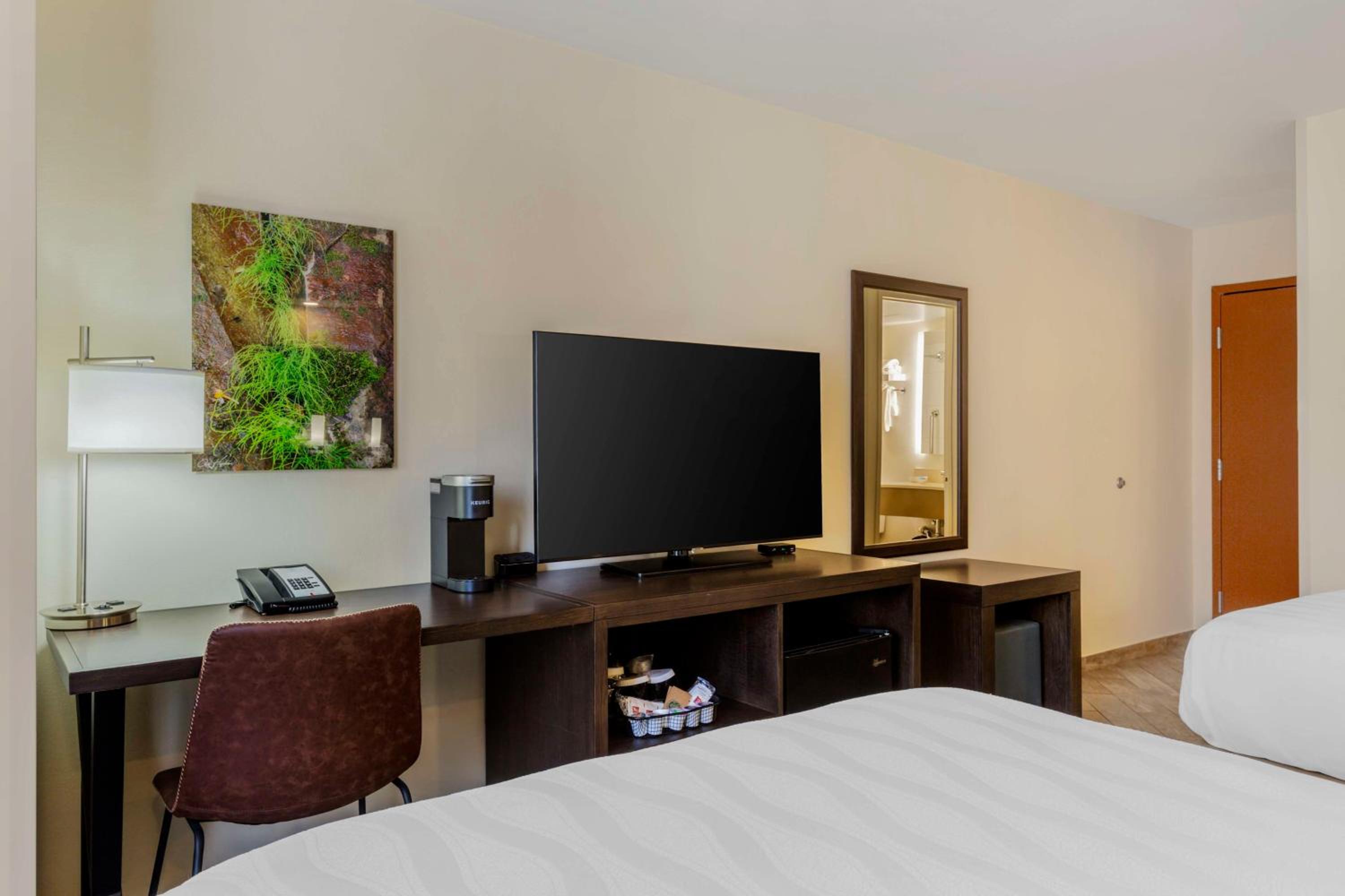 Double Room with Balcony and Two Double Beds - Upper Floor/Non-Smoking - Photo 3