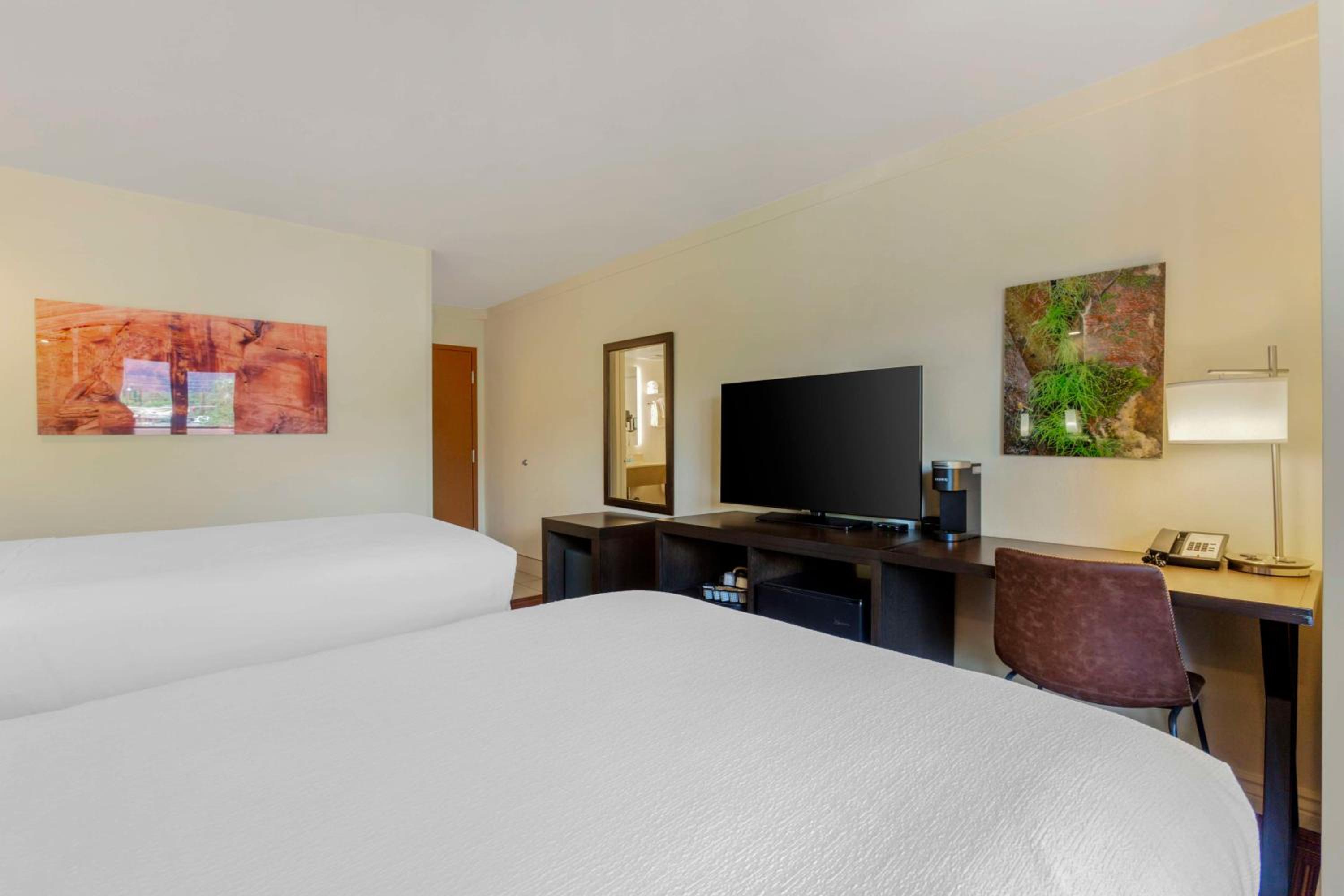 Double Room with Balcony and Two Double Beds - Upper Floor/Non-Smoking - Photo 2