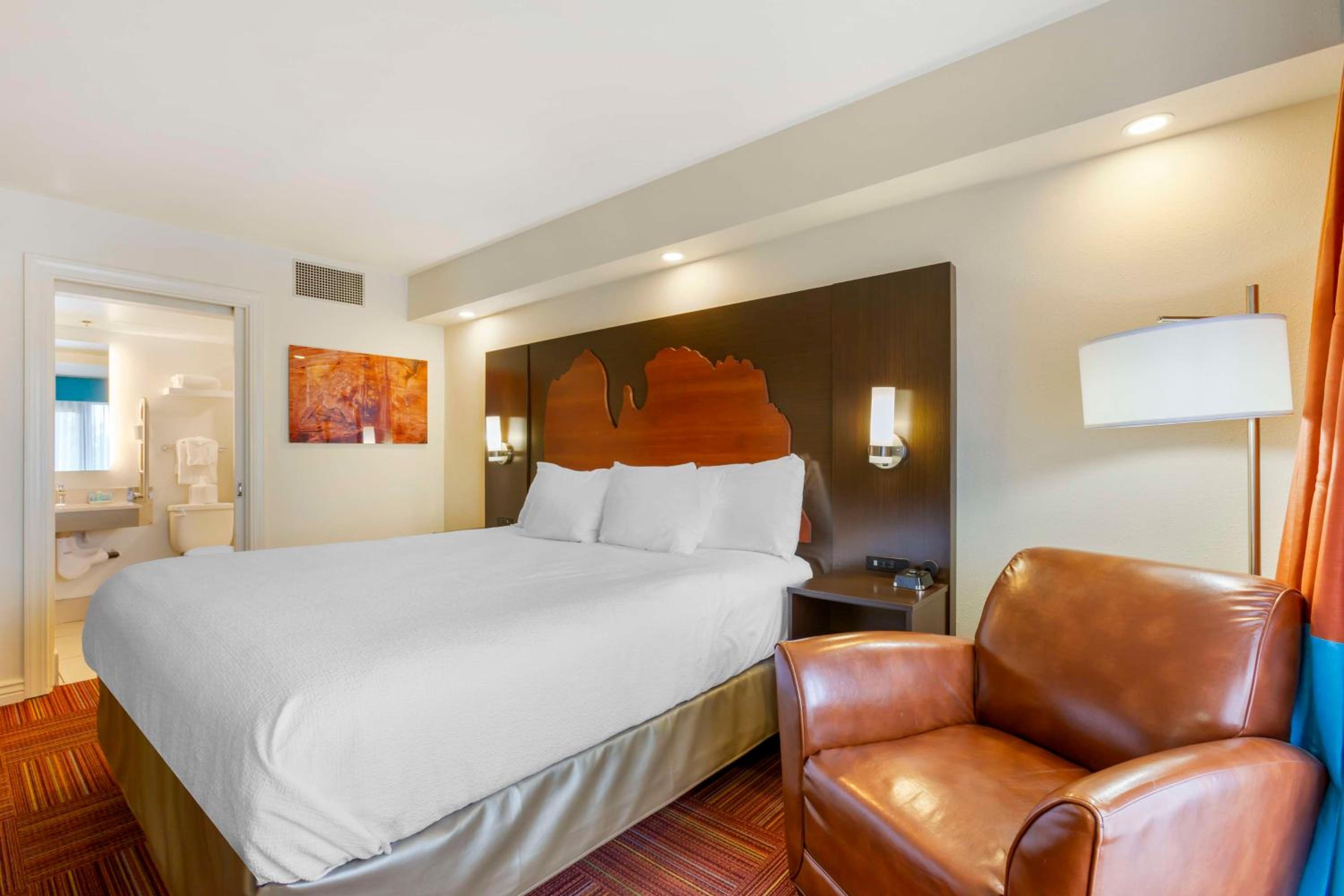 Queen Room with Roll-In Shower - Disability Access/Non-Smoking - Photo 3