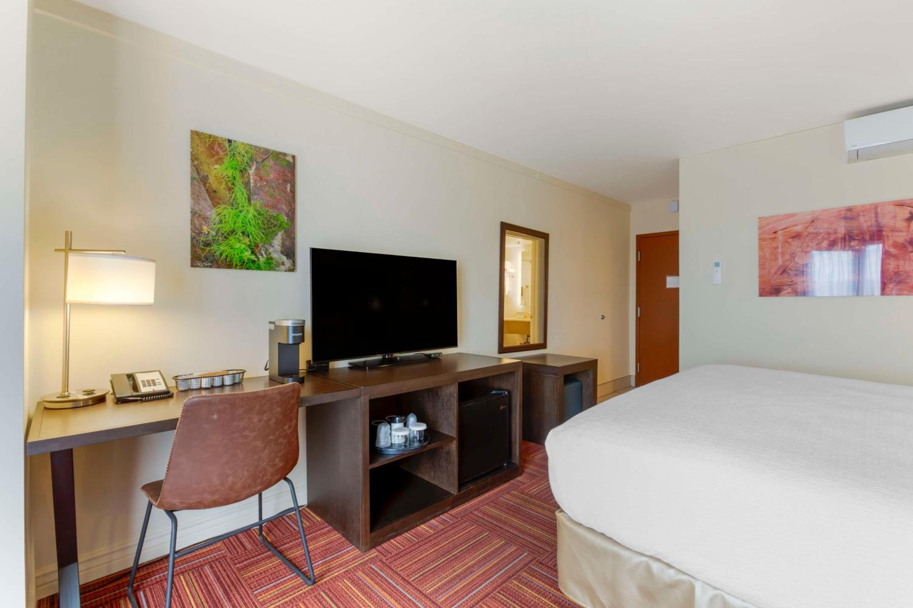 King Room with Patio - Non-Smoking - Photo 6