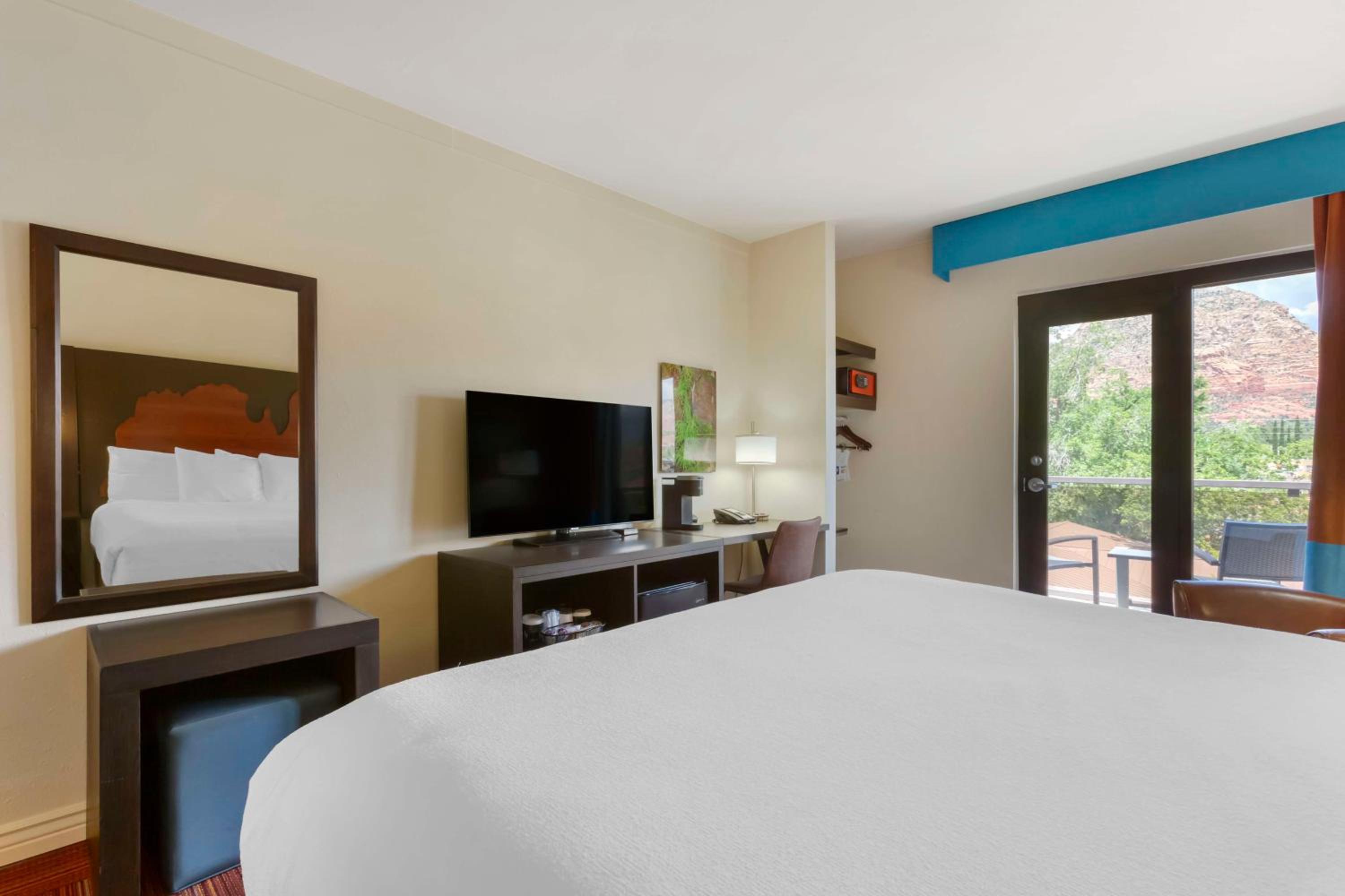 King Room with Patio - Non-Smoking - Photo 2