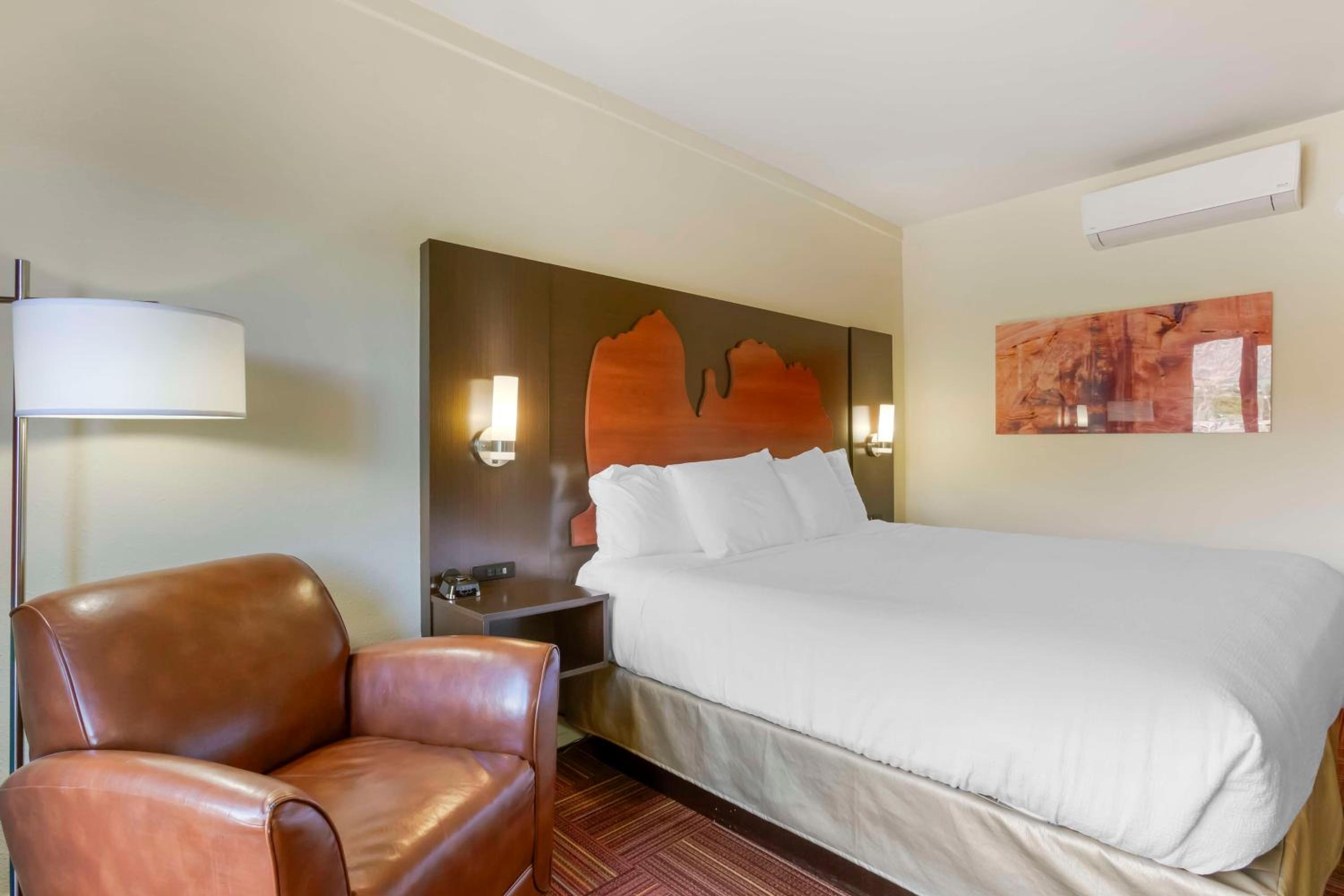 King Room with Balcony - Upper Floor/Non-Smoking - Photo 5