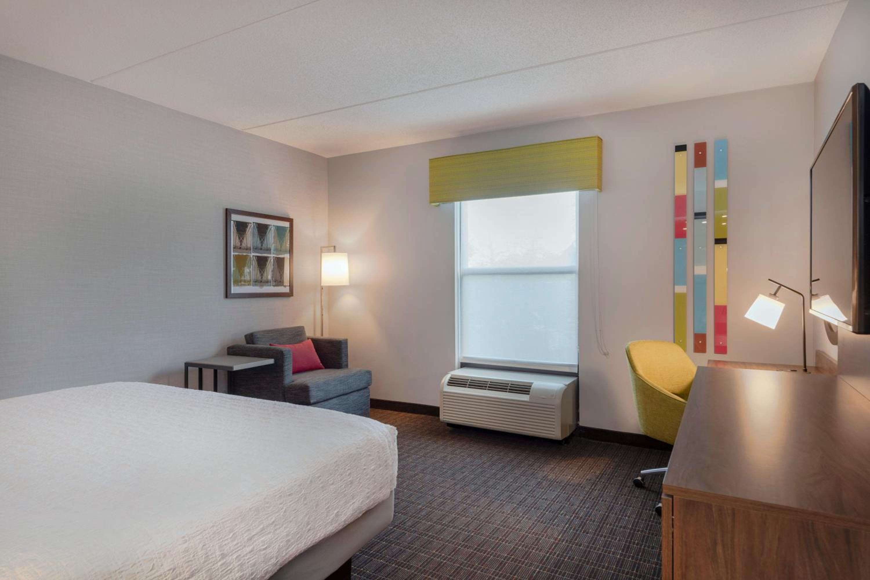 King Room with King Bed - Non-Smoking - Photo 4