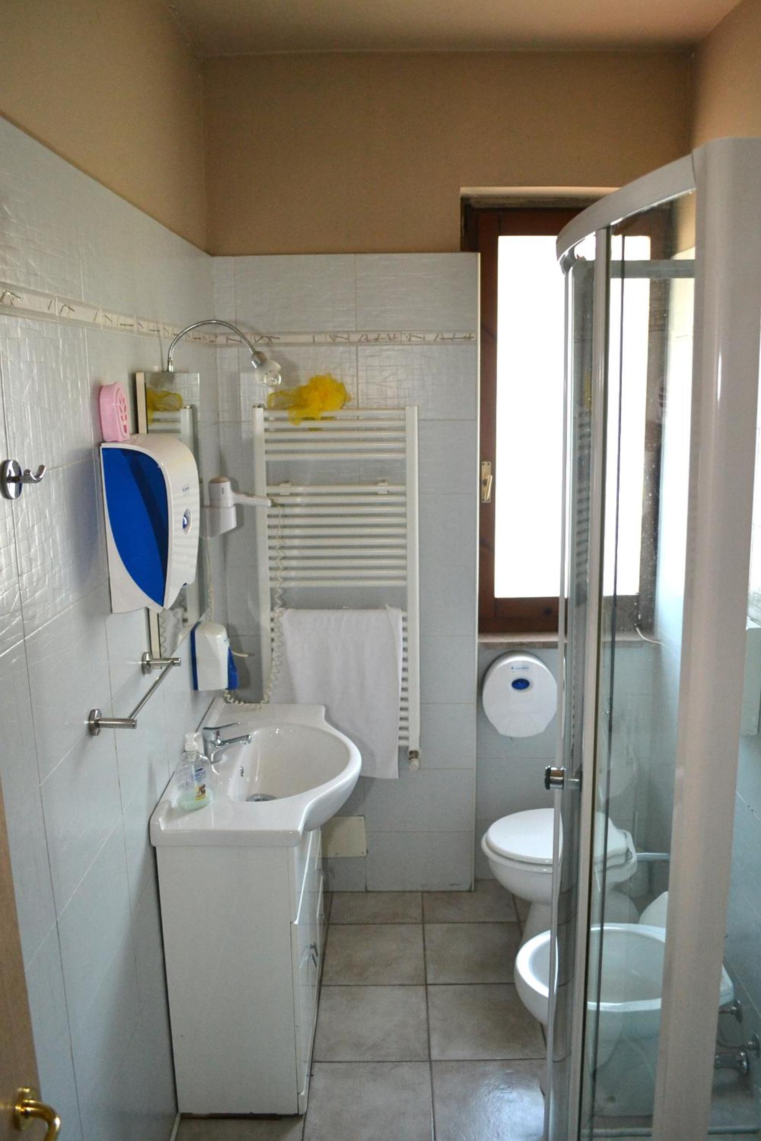 Quadruple Room with Private Bathroom - Photo 3