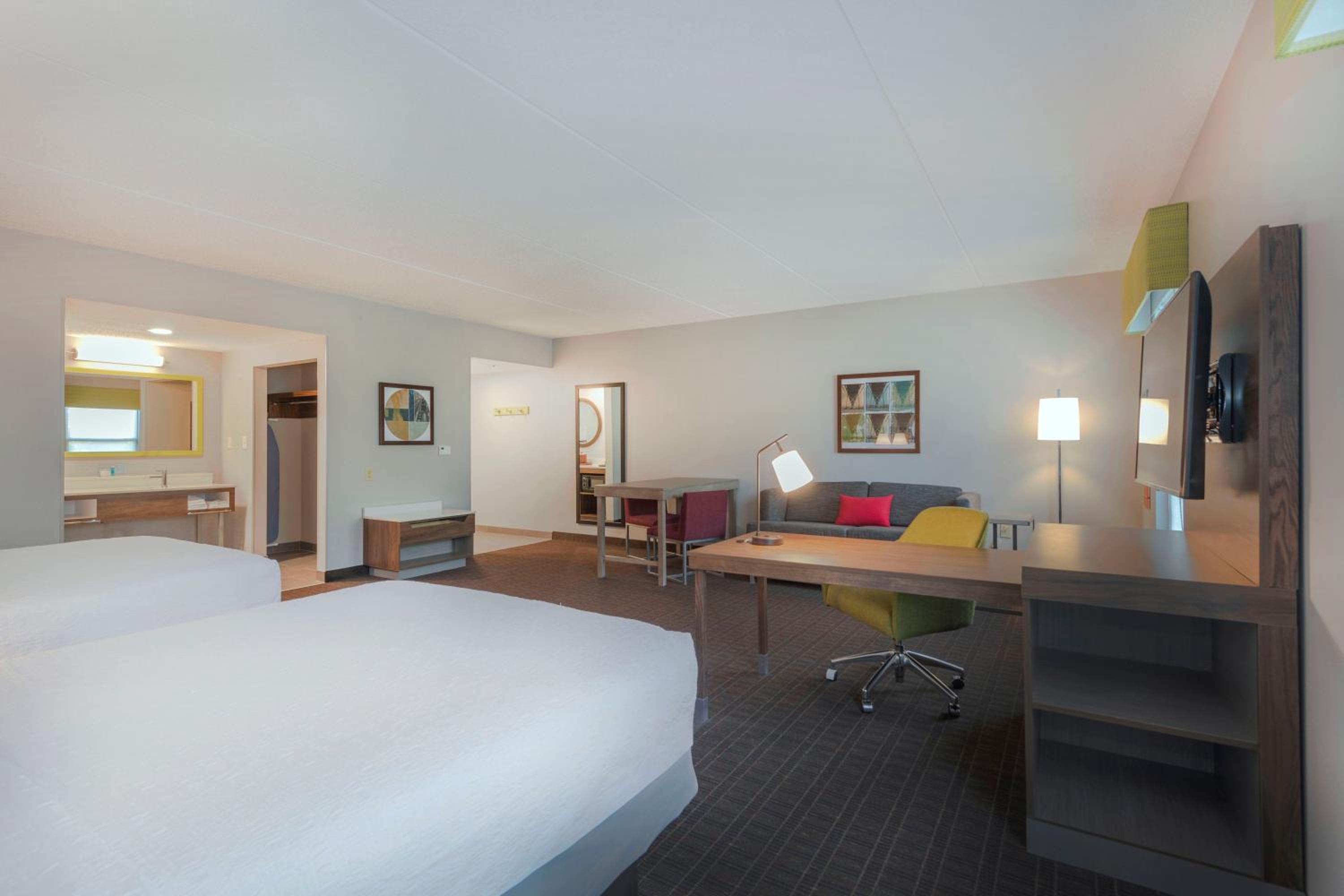 Studio Suite with Two Queen Beds and Sofa Bed - Non-Smoking - Photo 5