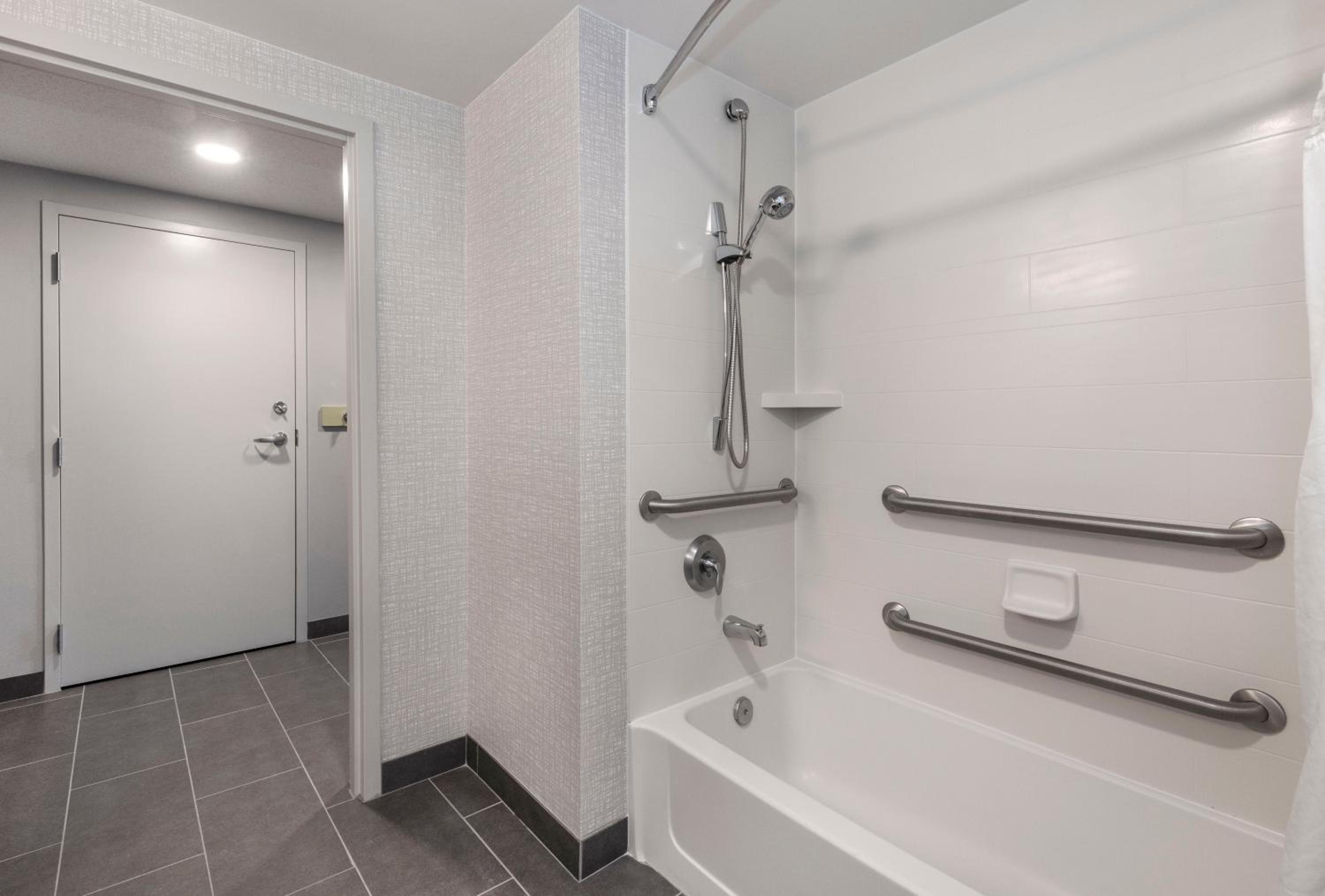 King Room with Accessible Tub - Mobility and Hearing Access/Non-Smoking - Photo 4