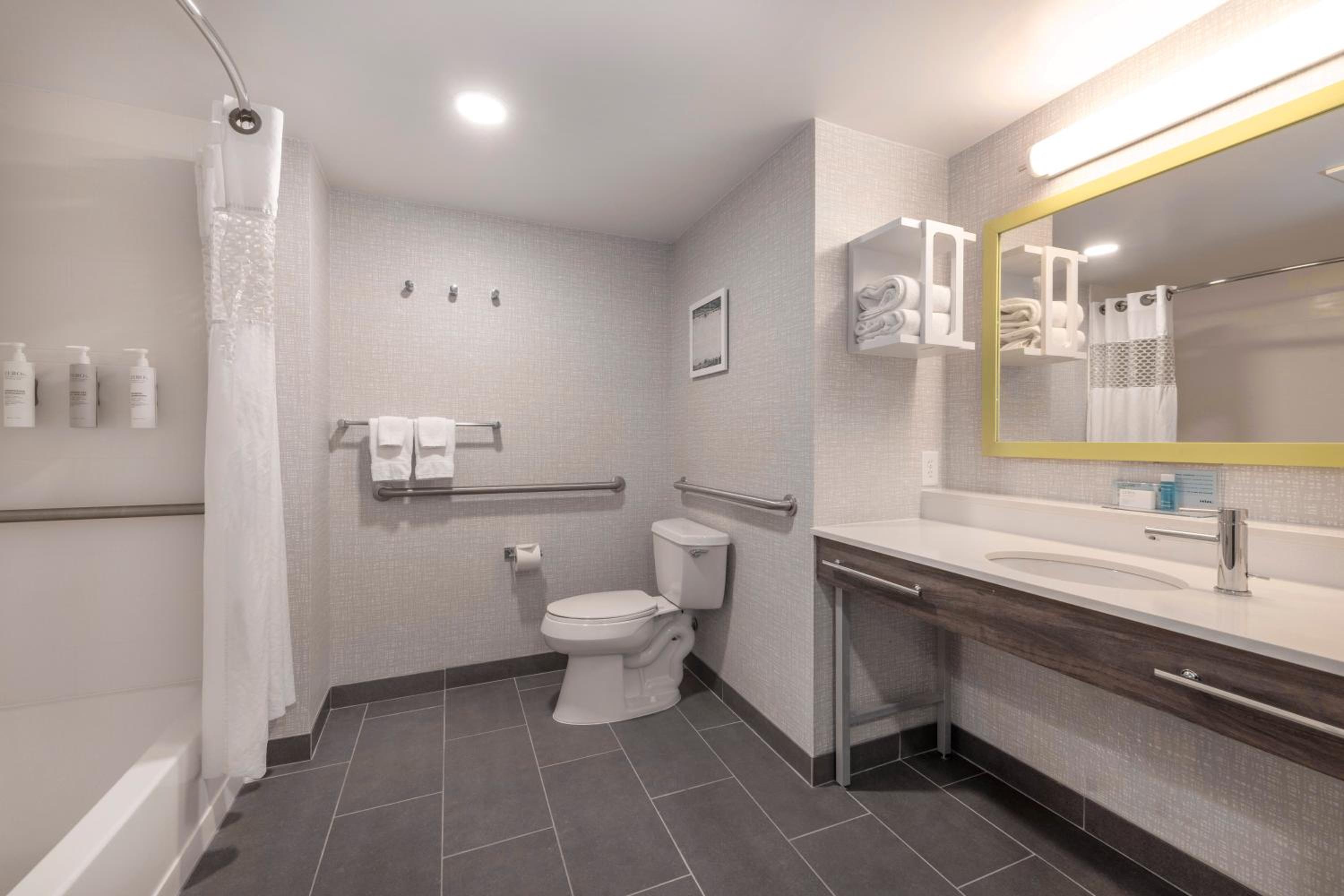 King Room with Accessible Tub - Mobility and Hearing Access/Non-Smoking - Photo 5