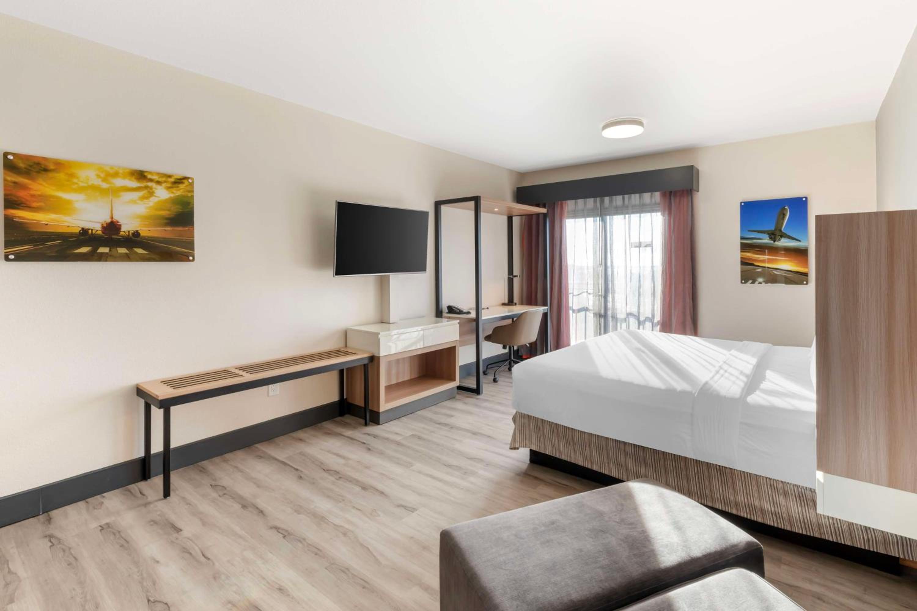 King Room - Non-Smoking - Photo 1