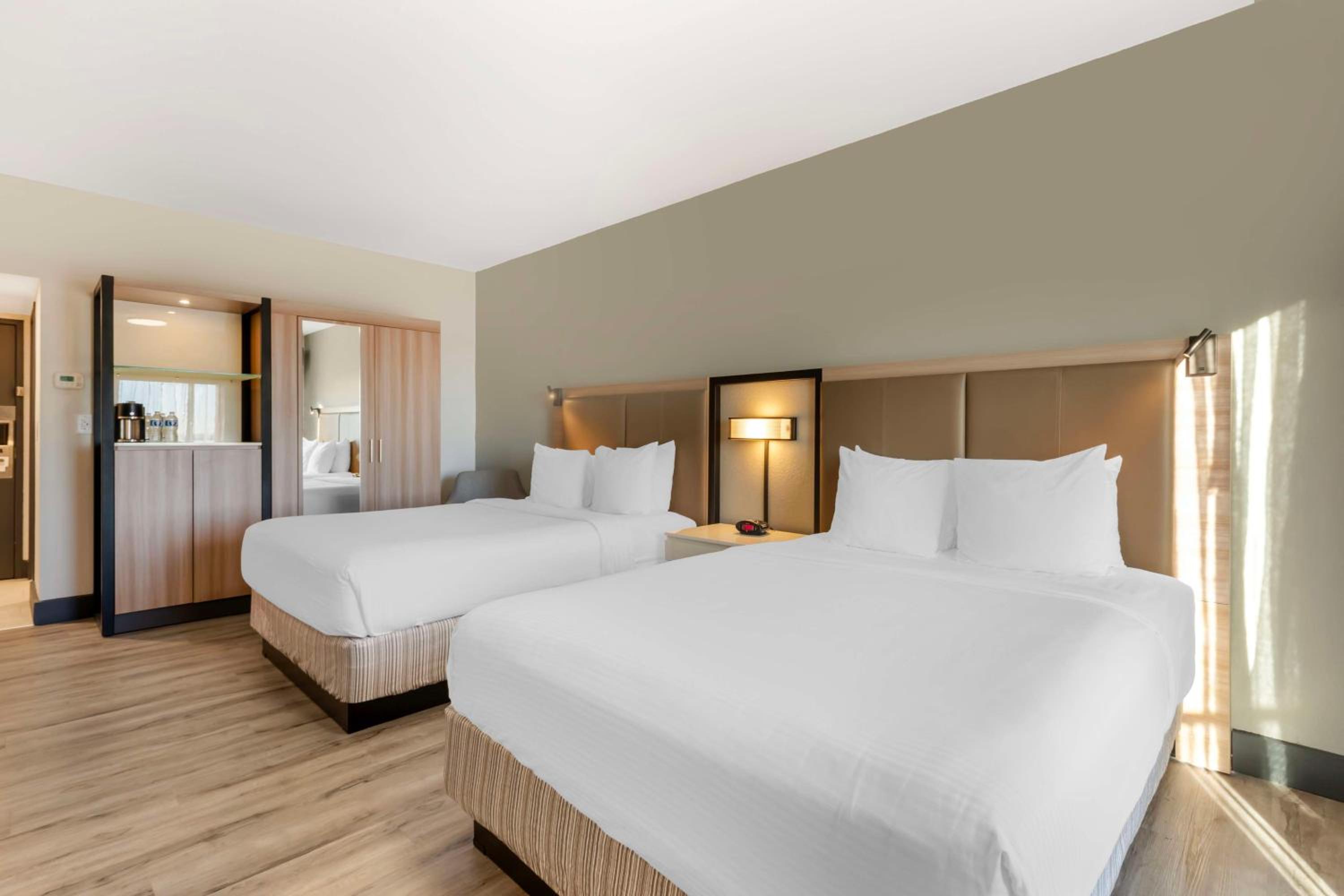 Queen Room with Two Queen Beds - Non-Smoking - Photo 4