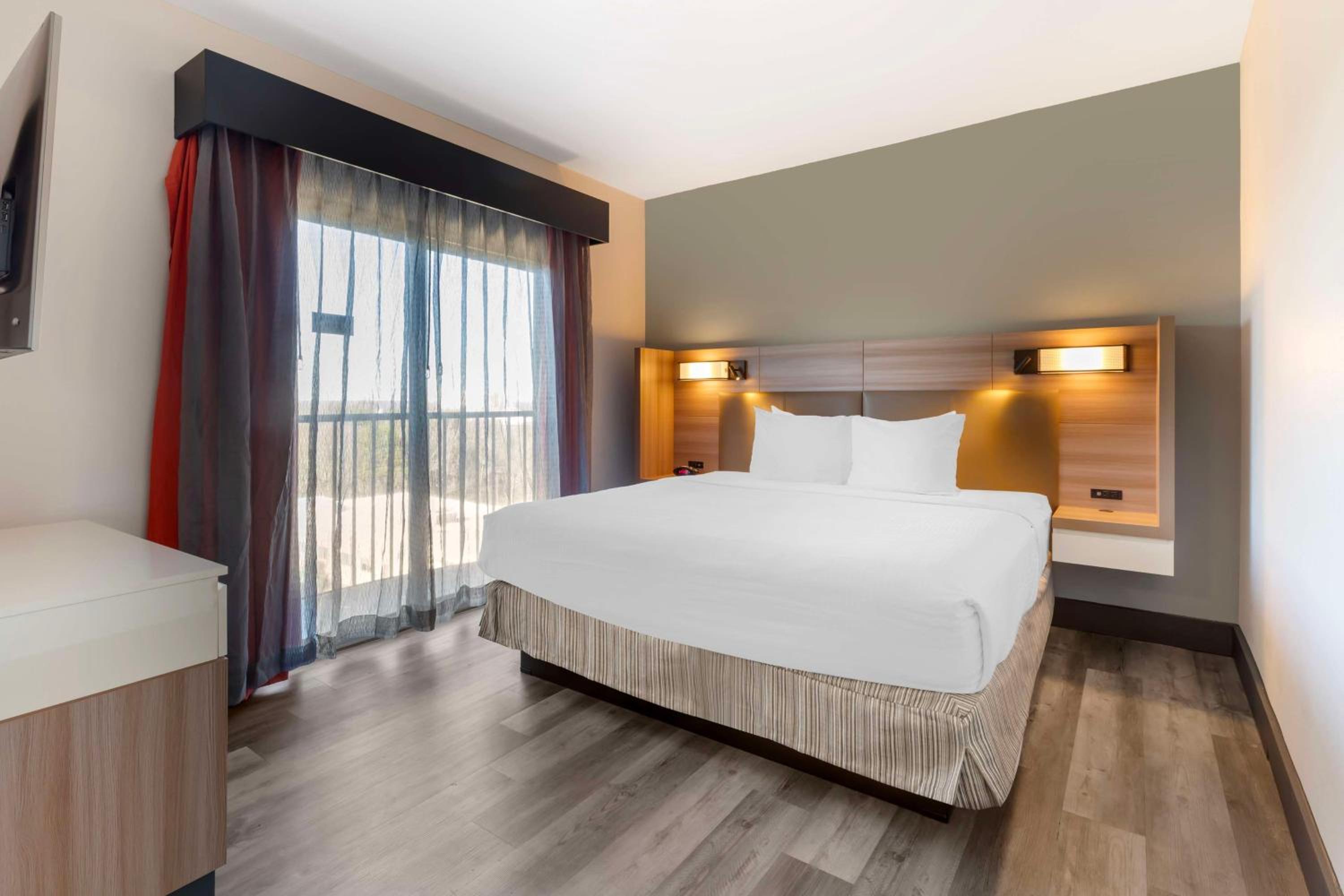 Deluxe King Room - Non-Smoking - Photo 4