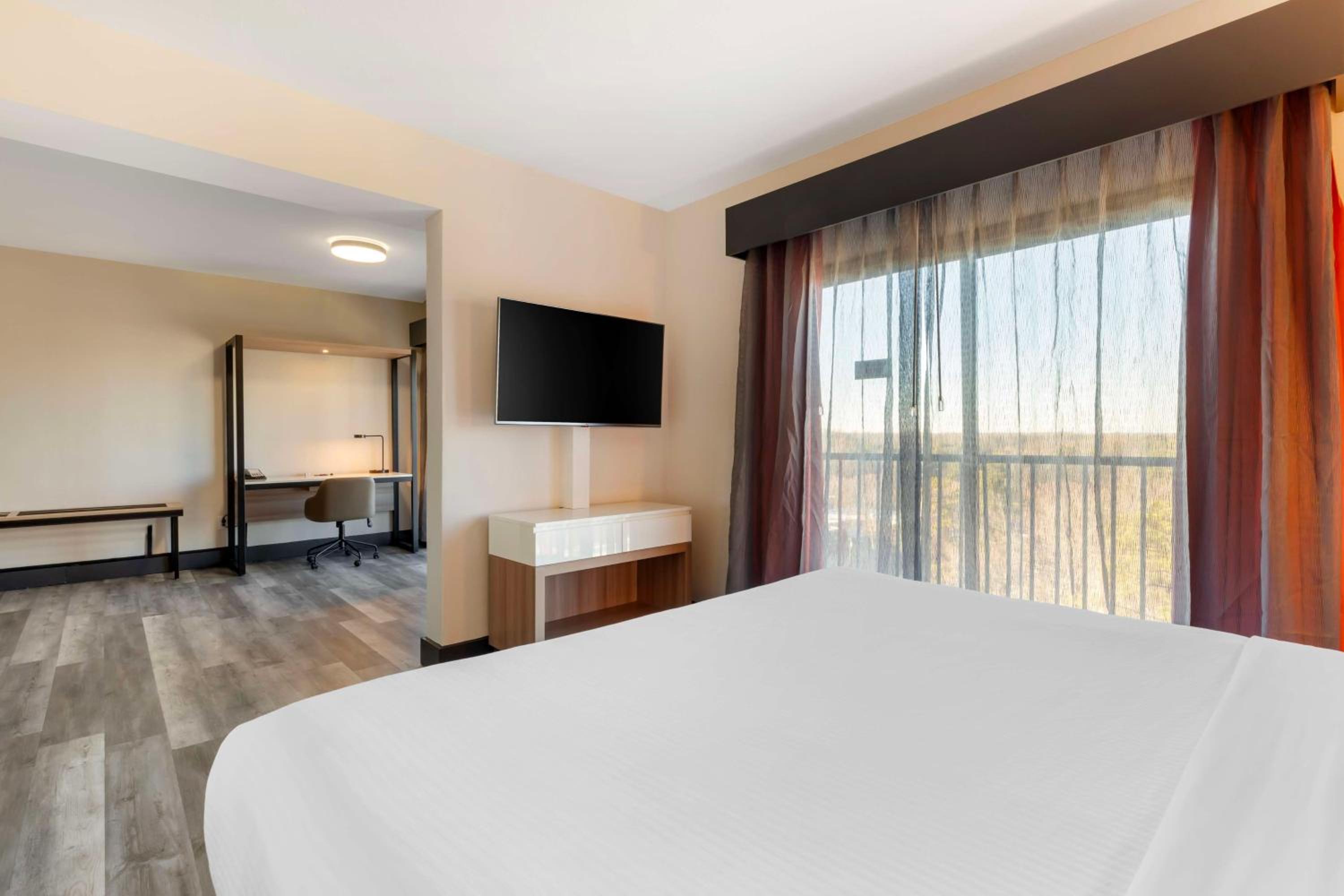 Deluxe King Room - Non-Smoking - Photo 1