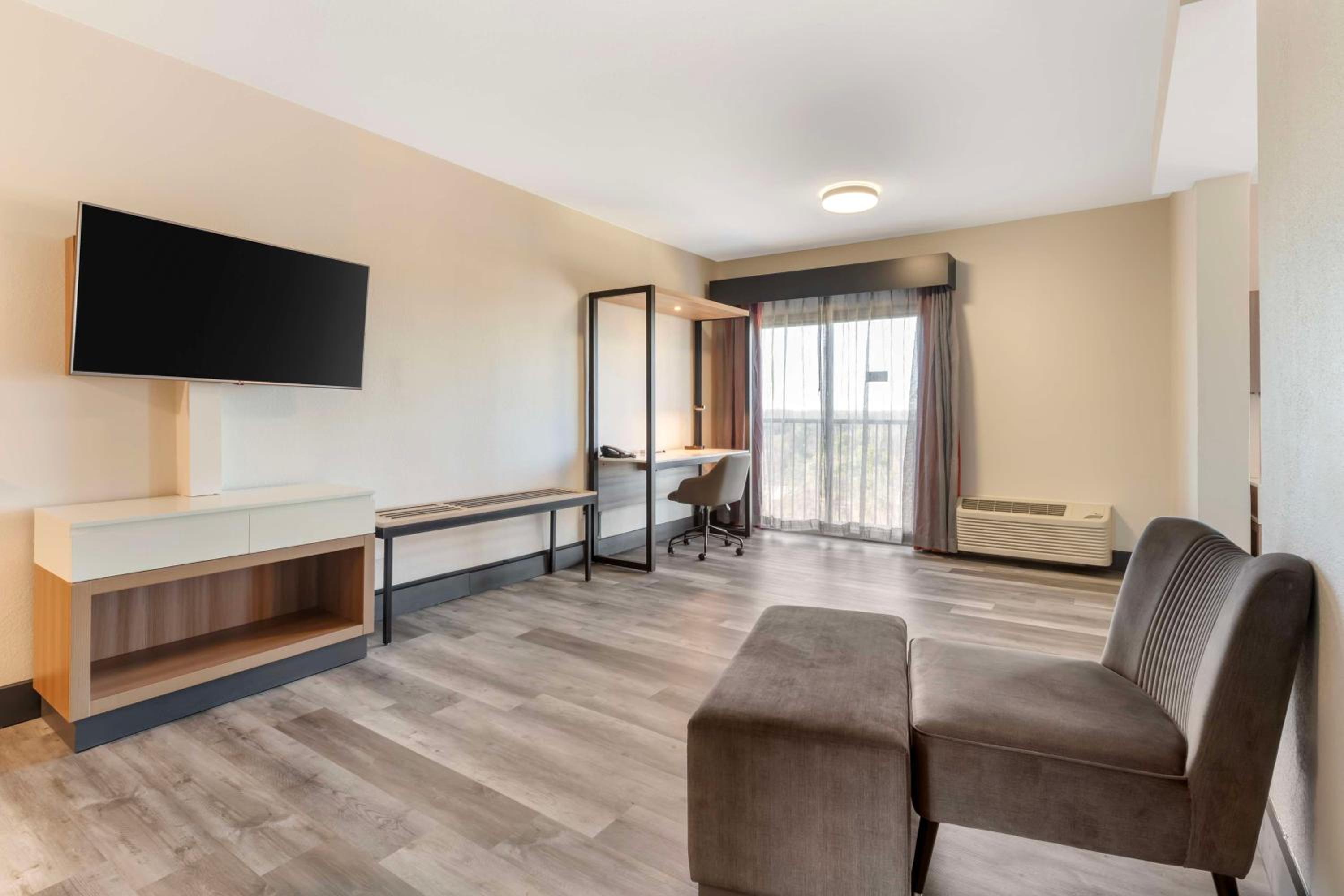 Deluxe King Room - Non-Smoking - Photo 3