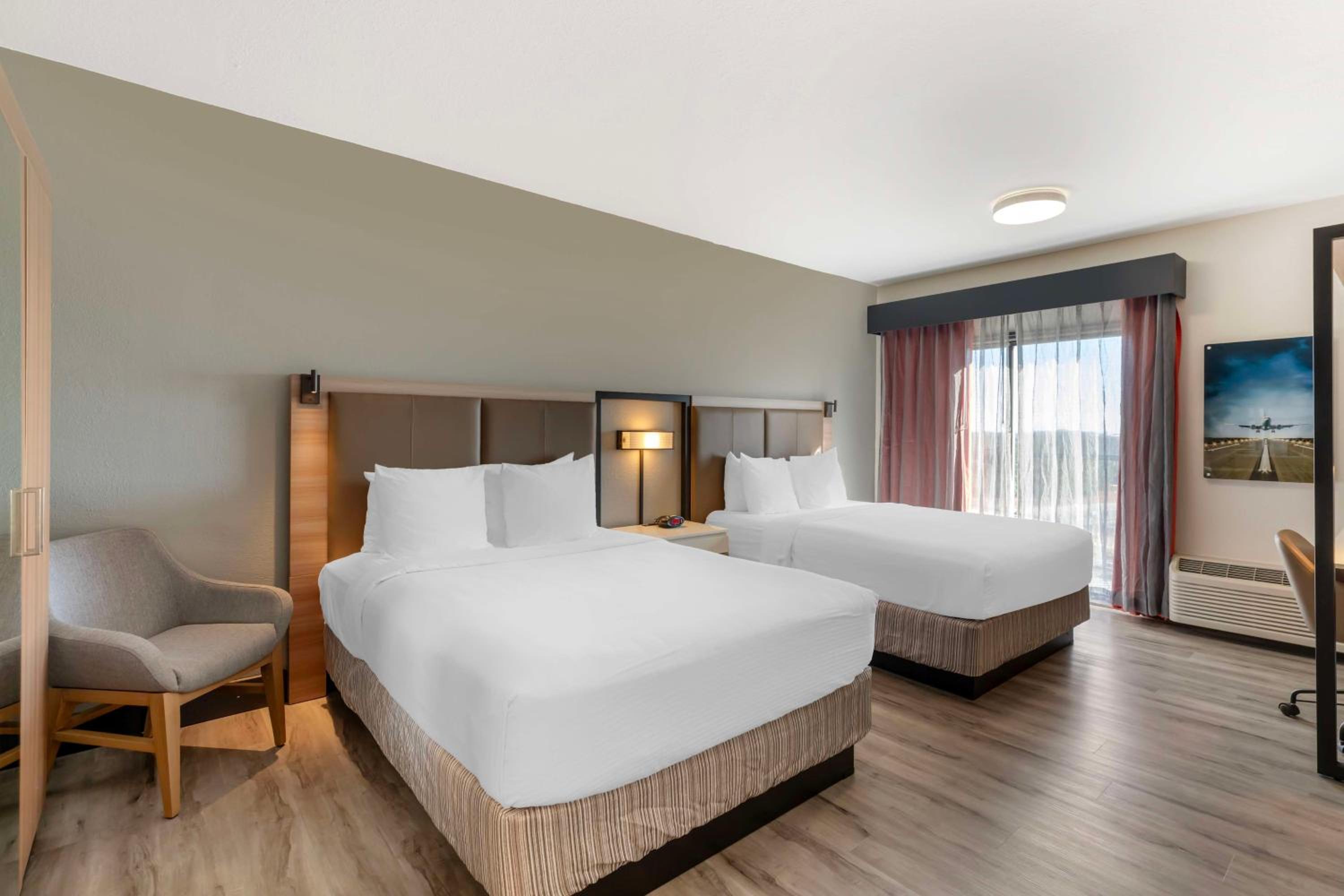 Queen Room with Two Queen Beds - Non-Smoking - Photo 1