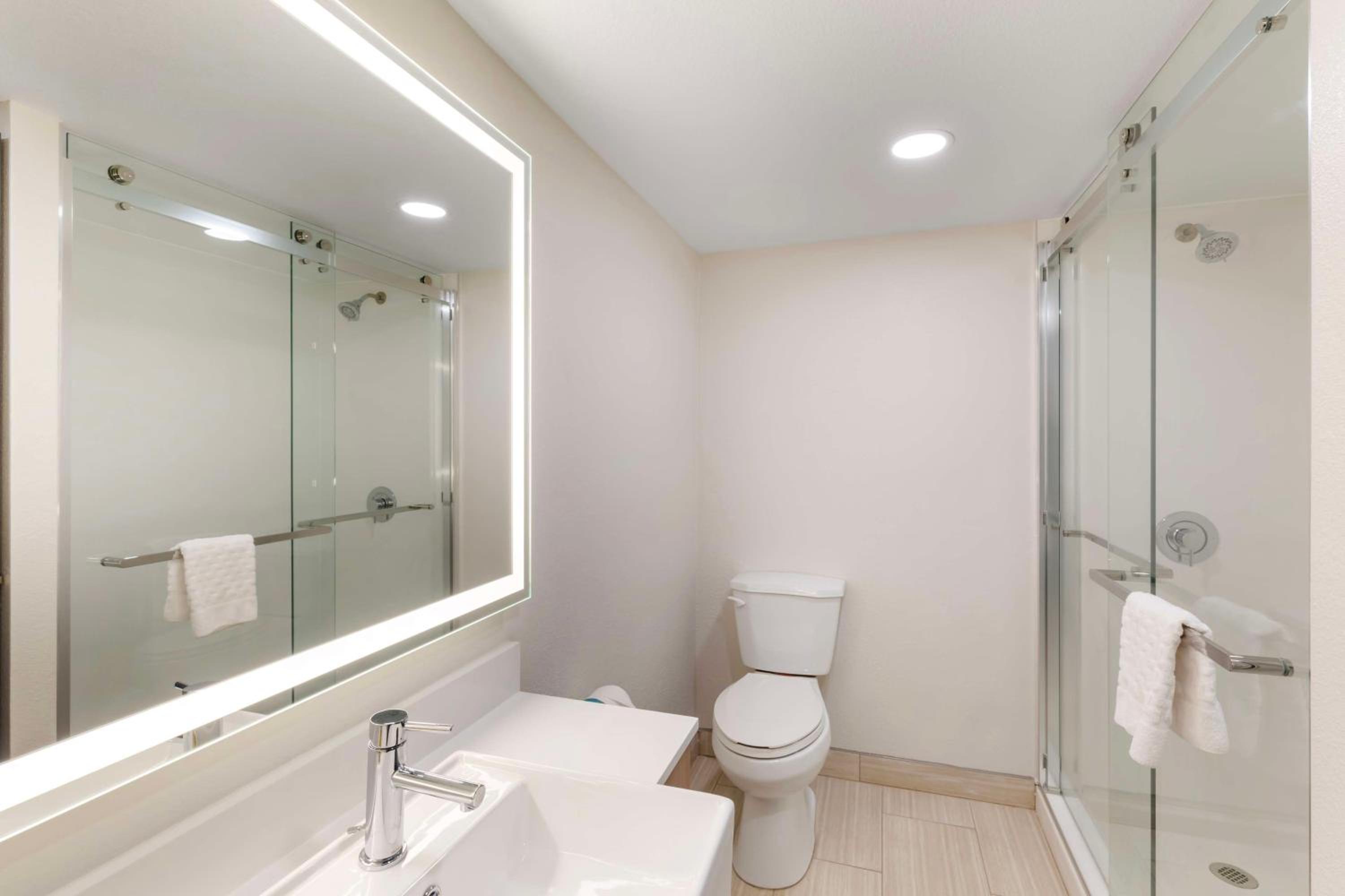 Deluxe King Room - Non-Smoking - Photo 2