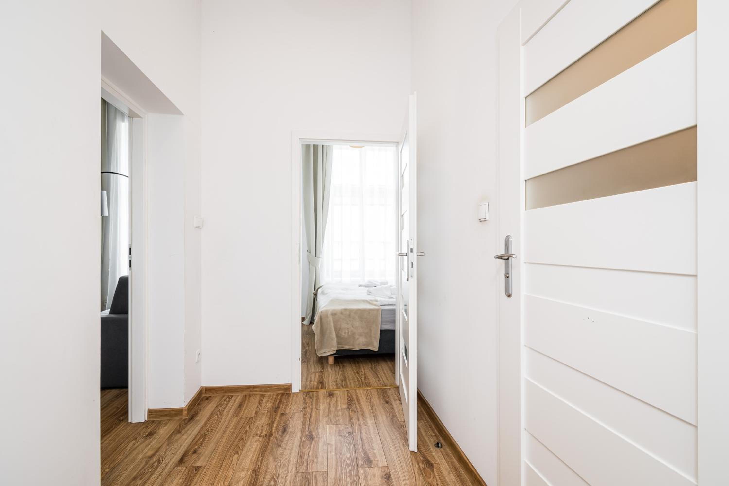 Deluxe One-Bedroom Apartment - Photo 24