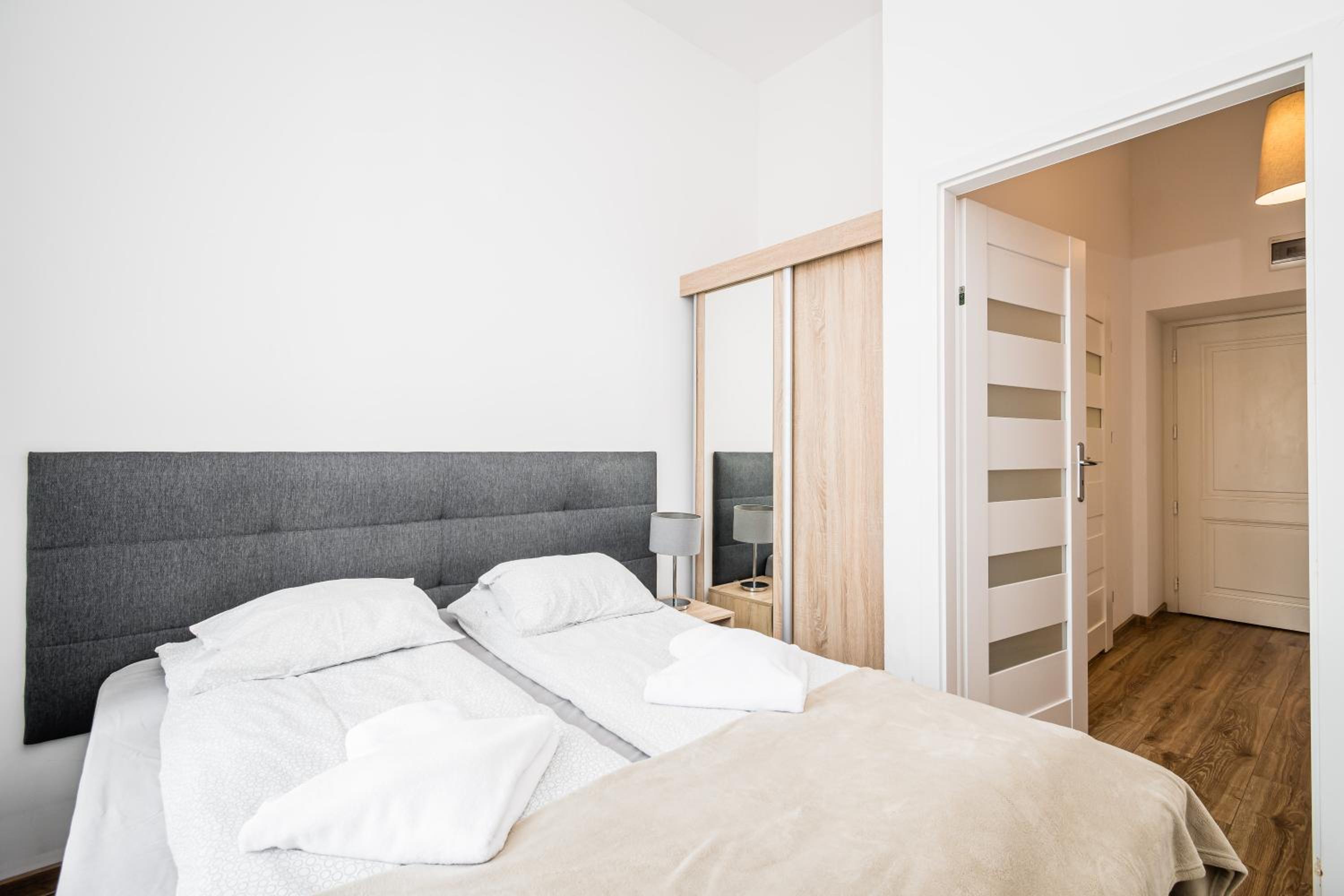 Deluxe One-Bedroom Apartment - Photo 2