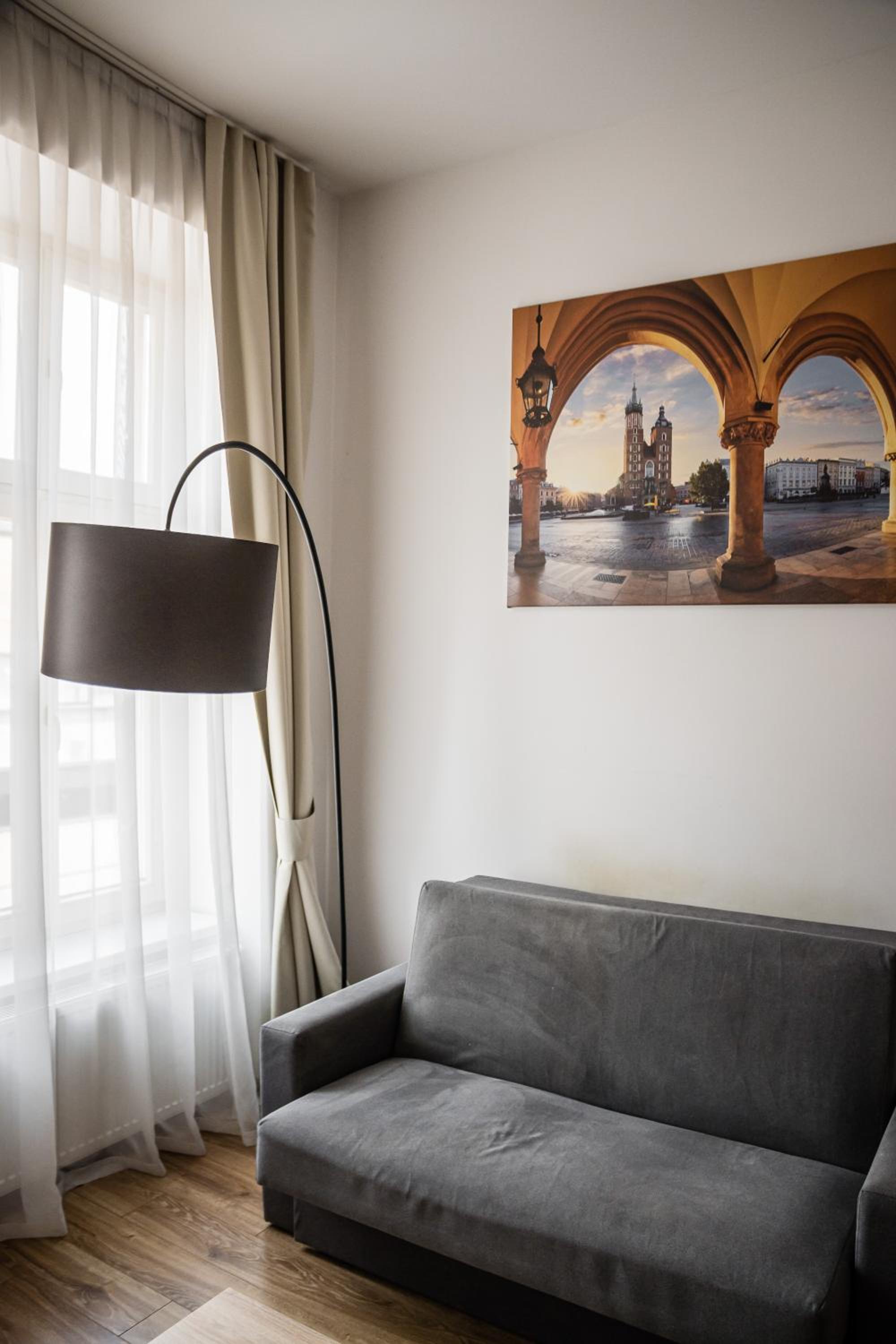 Deluxe One-Bedroom Apartment - Photo 20