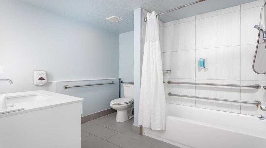Queen Suite - Photo 2